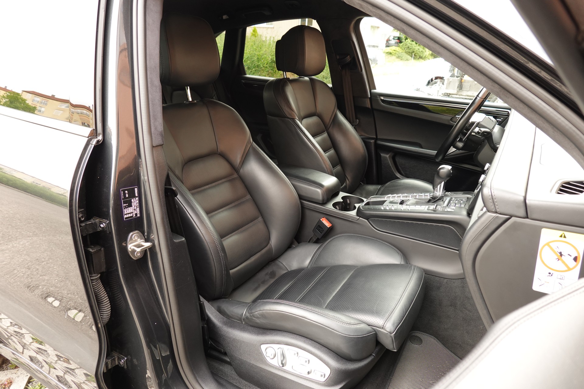 PORSCHE Macan Turbo PDK - "CH Auto * Pack Chrono * Sièges 18 Pos. * Caméra 360' * Echap. Sport"-image-24