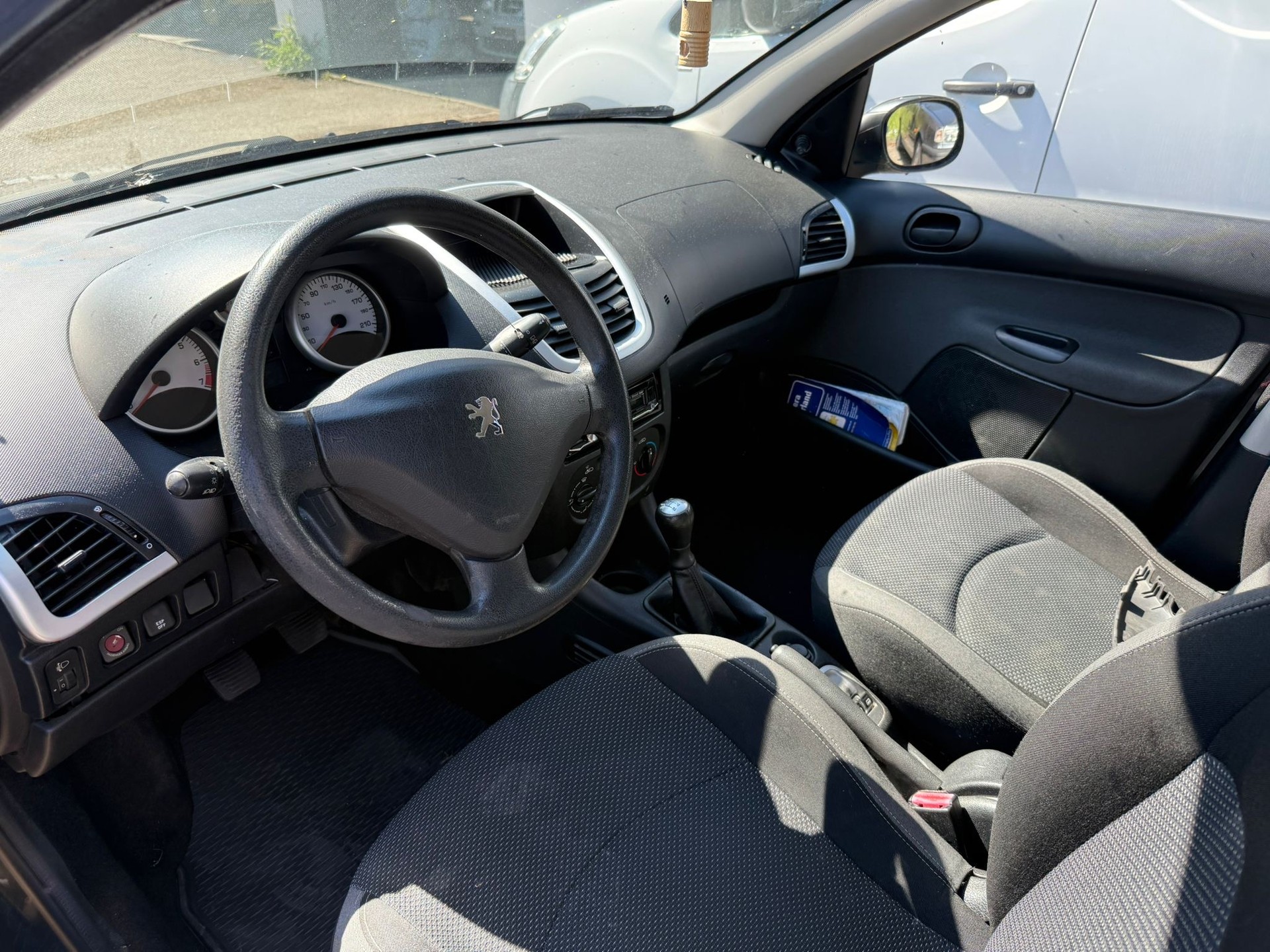 PEUGEOT 206+ 1.4 Trendy-image-9
