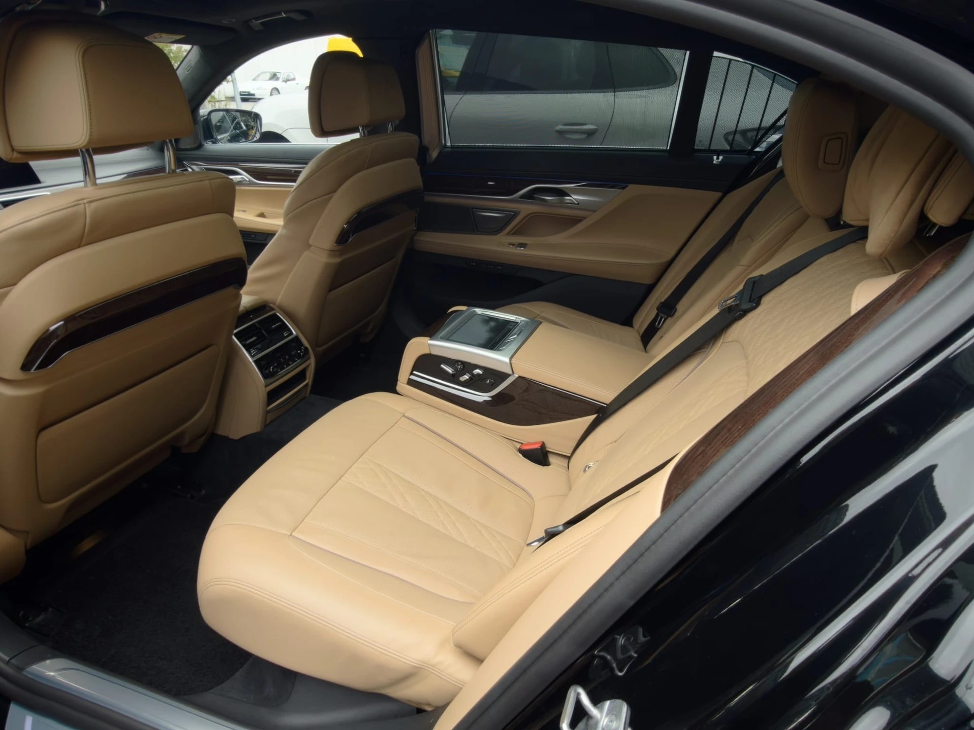 BMW 740Ld xDrive SAG CH FAHRZEUG-image-12