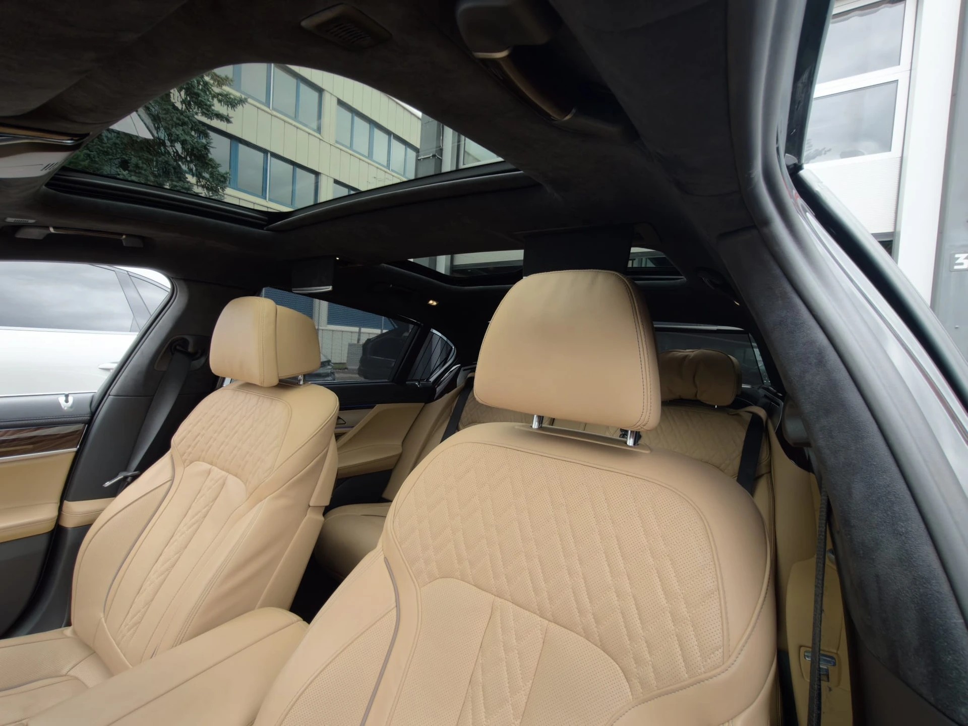 BMW 740Ld xDrive SAG CH FAHRZEUG-image-11