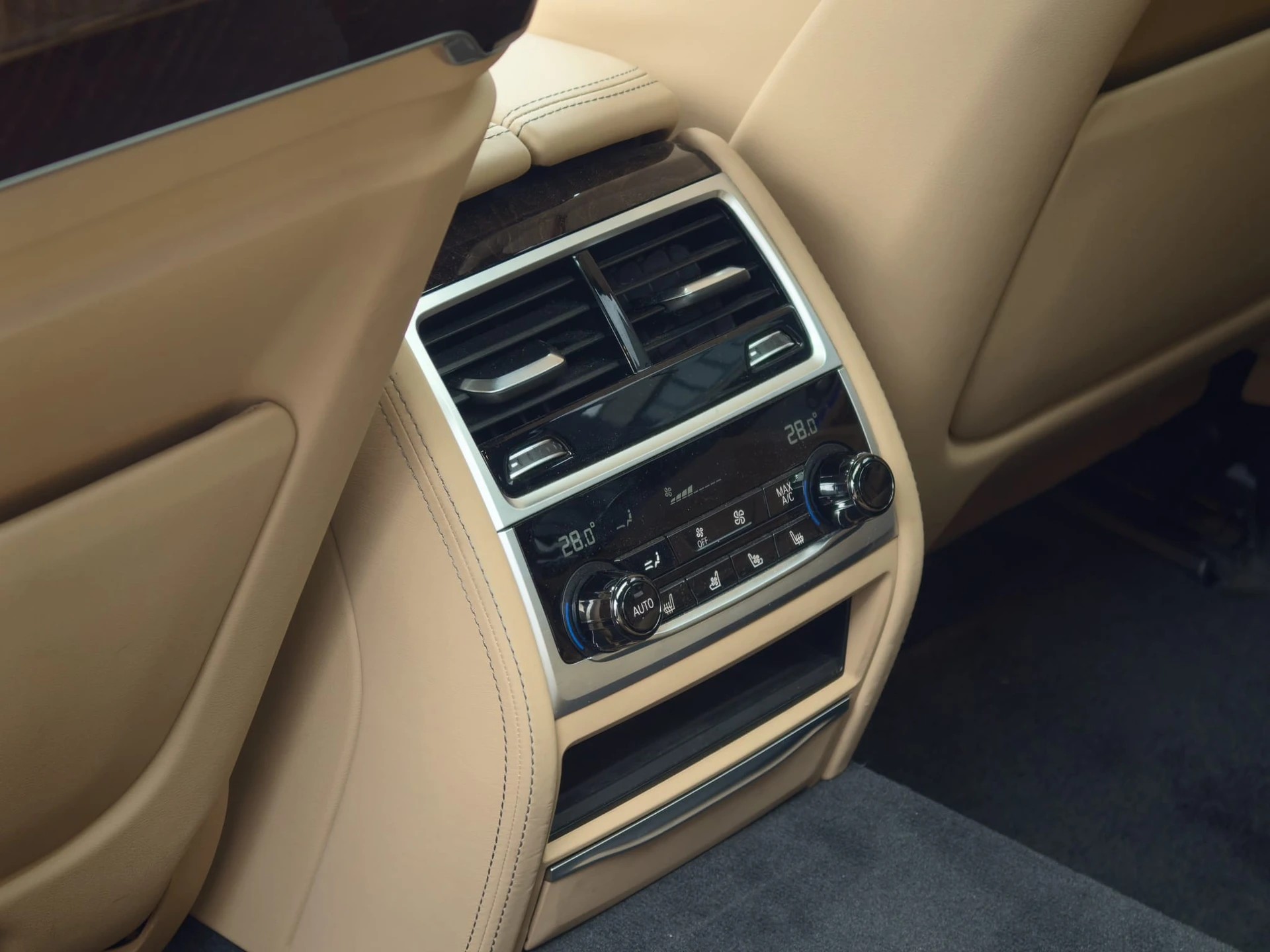 BMW 740Ld xDrive SAG CH FAHRZEUG-image-16