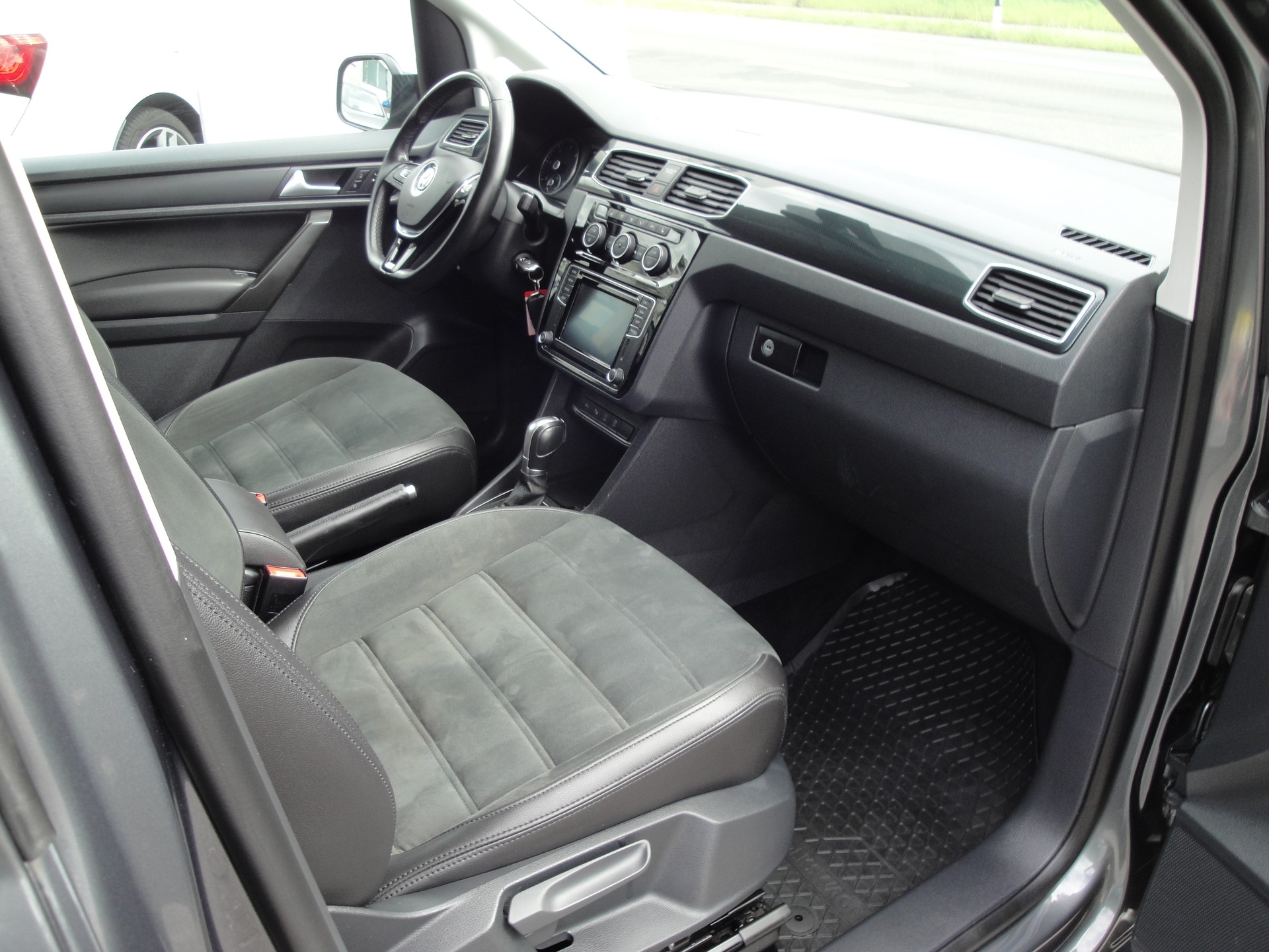 VW Caddy 2.0 TDI High 4M-image-8