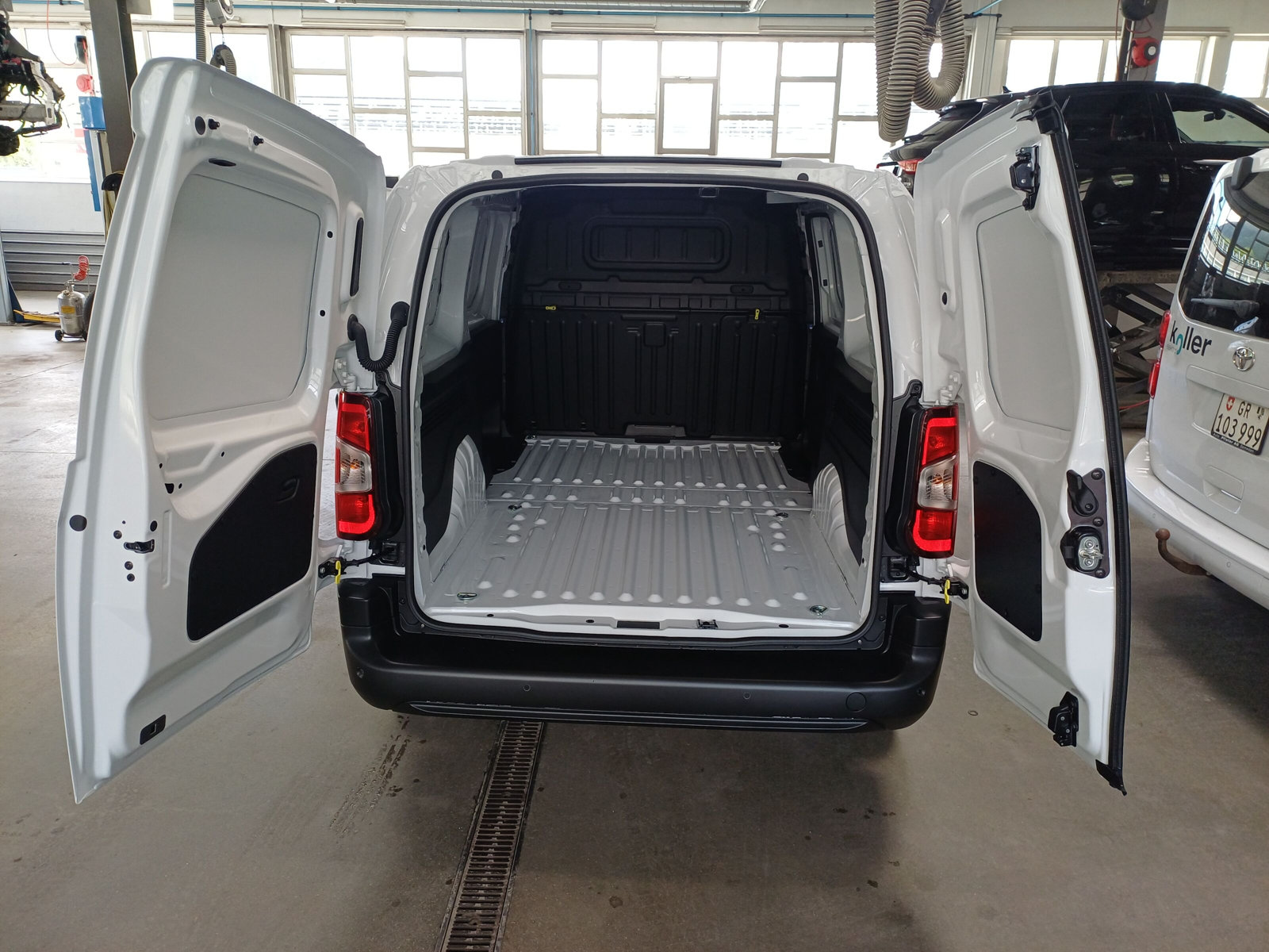 TOYOTA PROACE CITY Van L2 1.2 Active-image-6