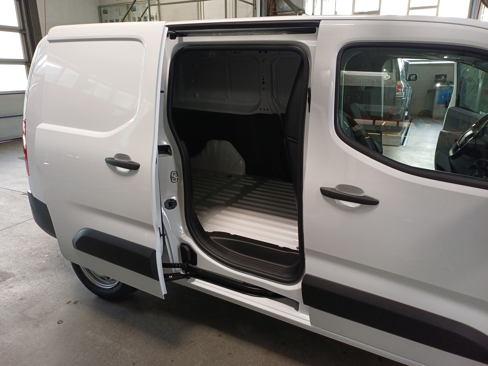 TOYOTA PROACE CITY Van L2 1.2 Active-image-7