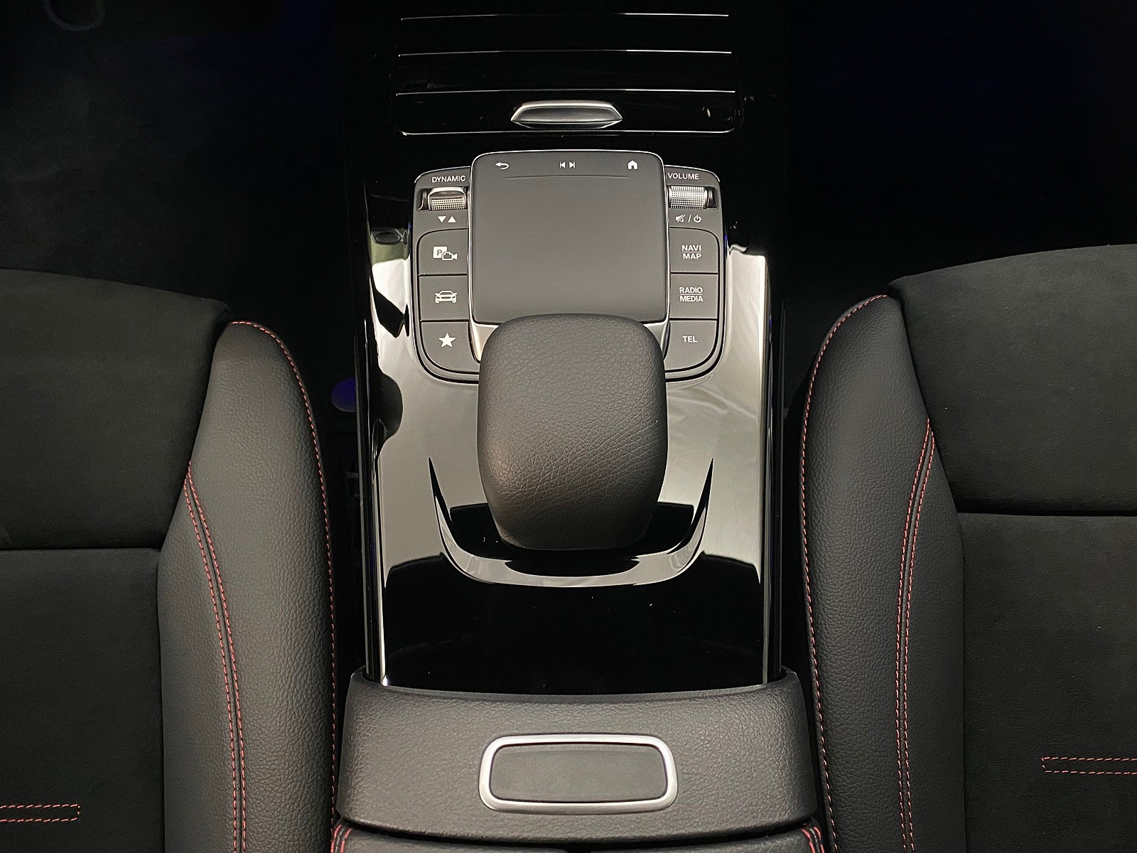 MERCEDES-BENZ CLA 200 AMG Line Shooting Brake-image-9