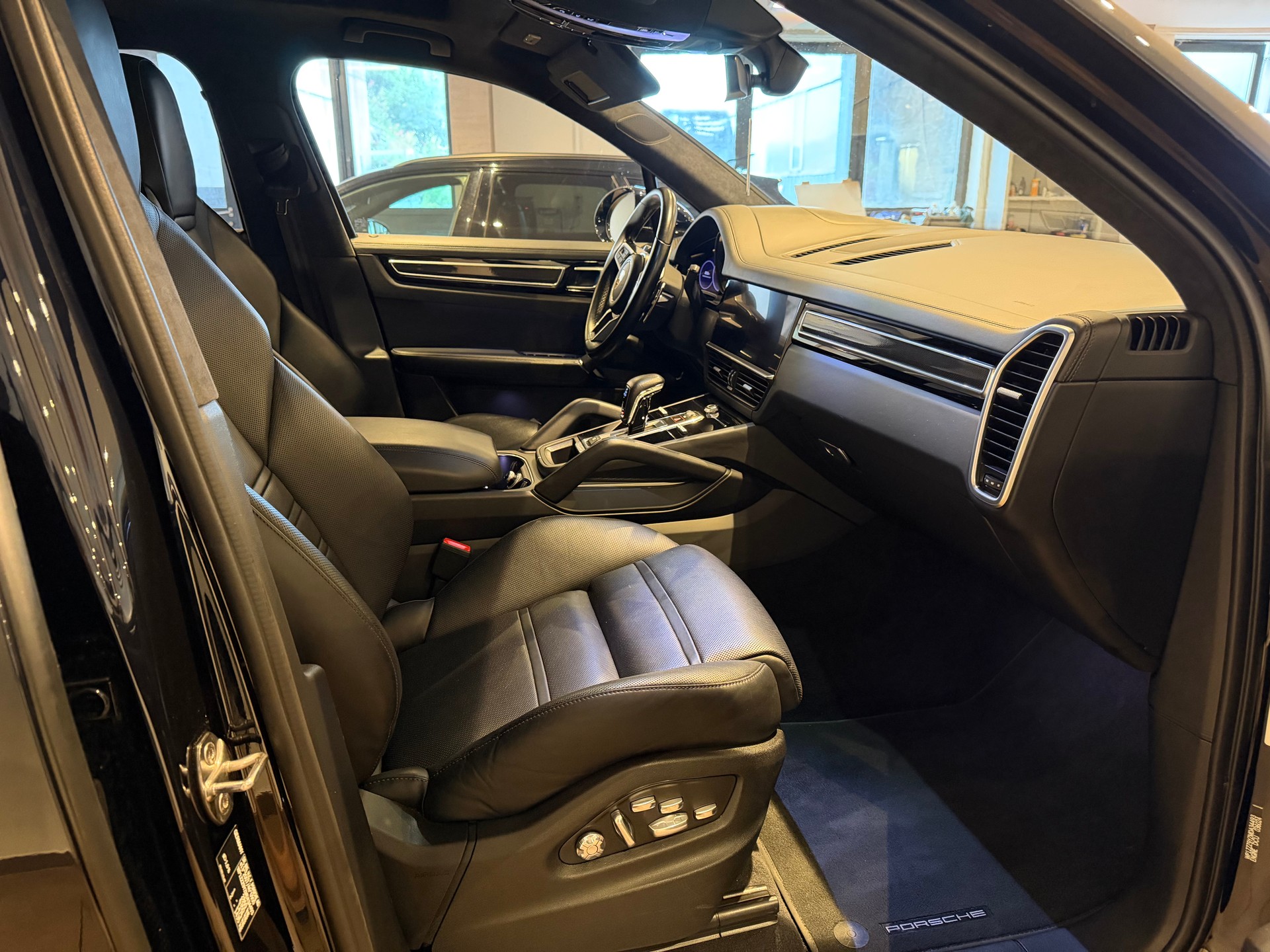 PORSCHE Cayenne 4.0 V8 GTS-image-6