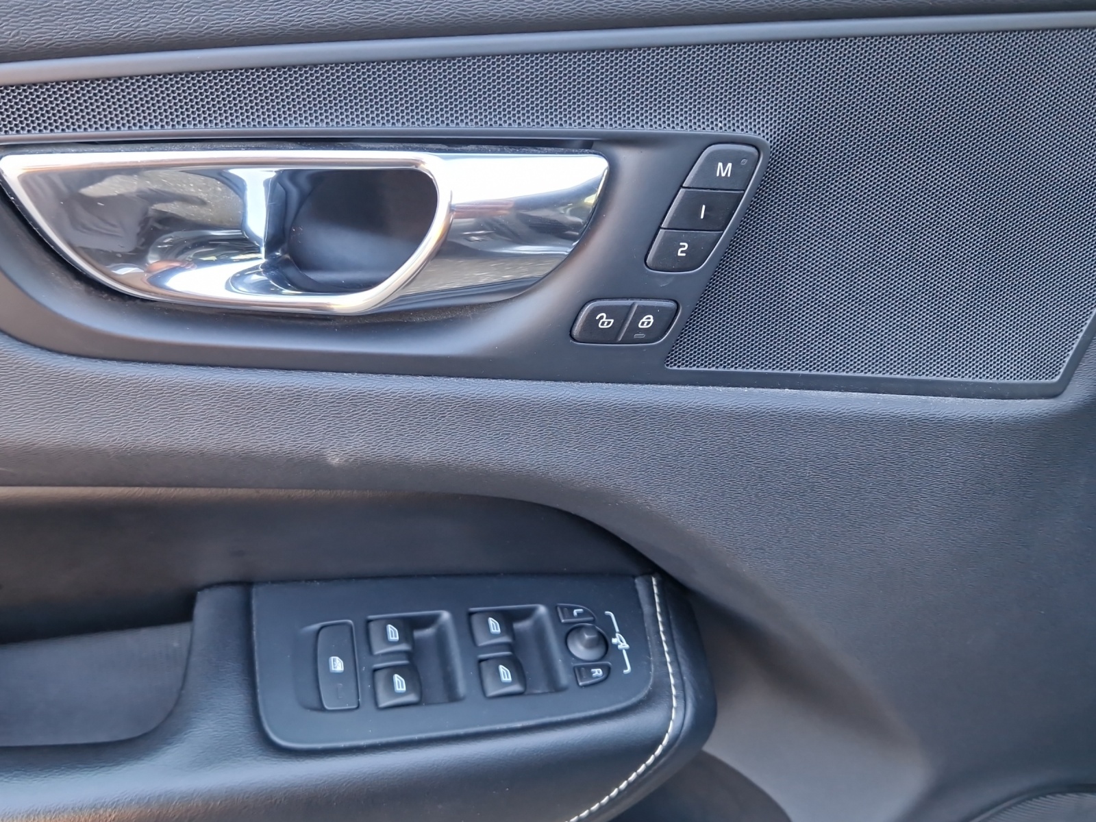 VOLVO XC60 2.0 T8 TE R-Design AWD-image-14