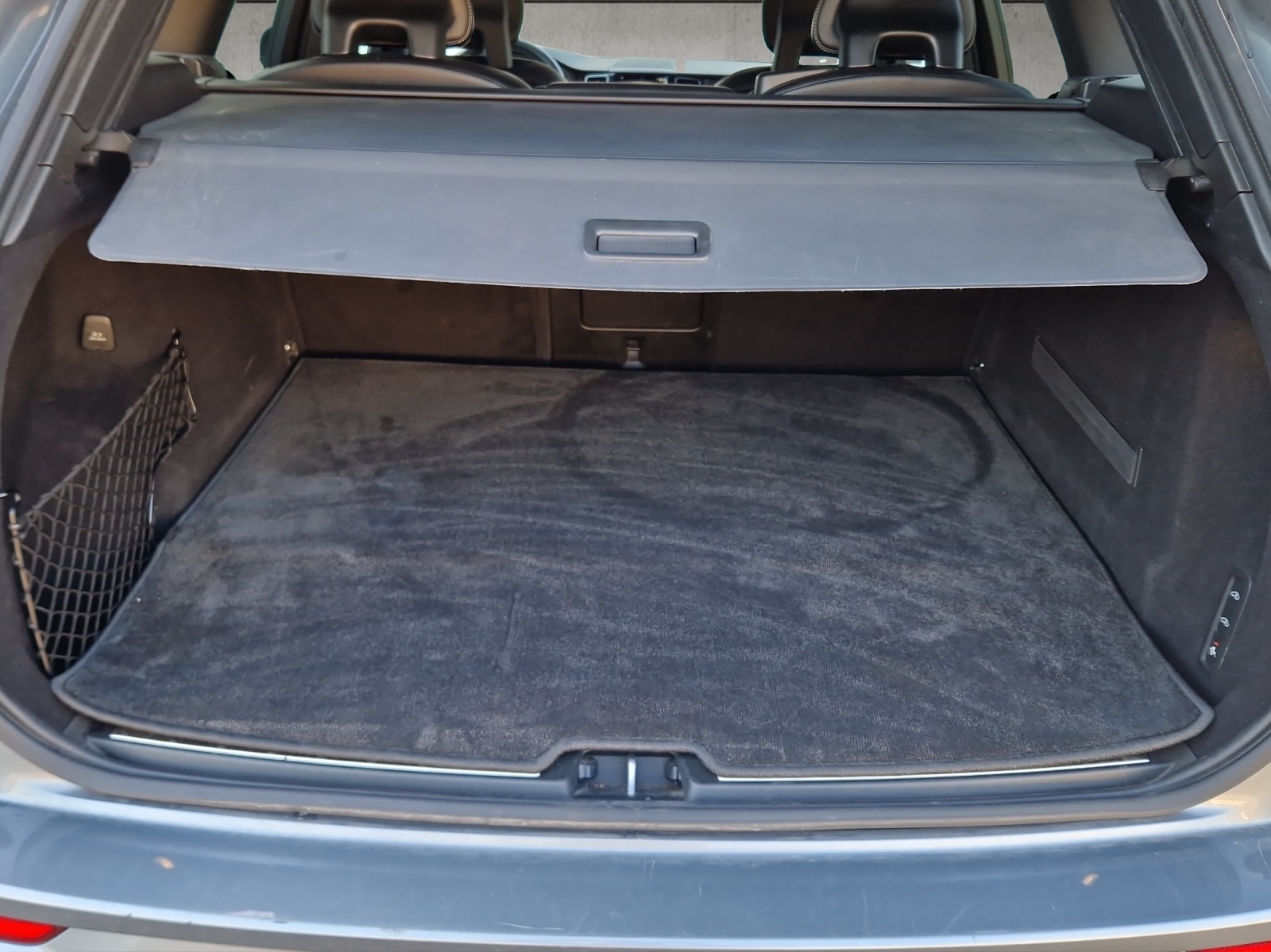 VOLVO XC60 2.0 T8 TE R-Design AWD-image-6