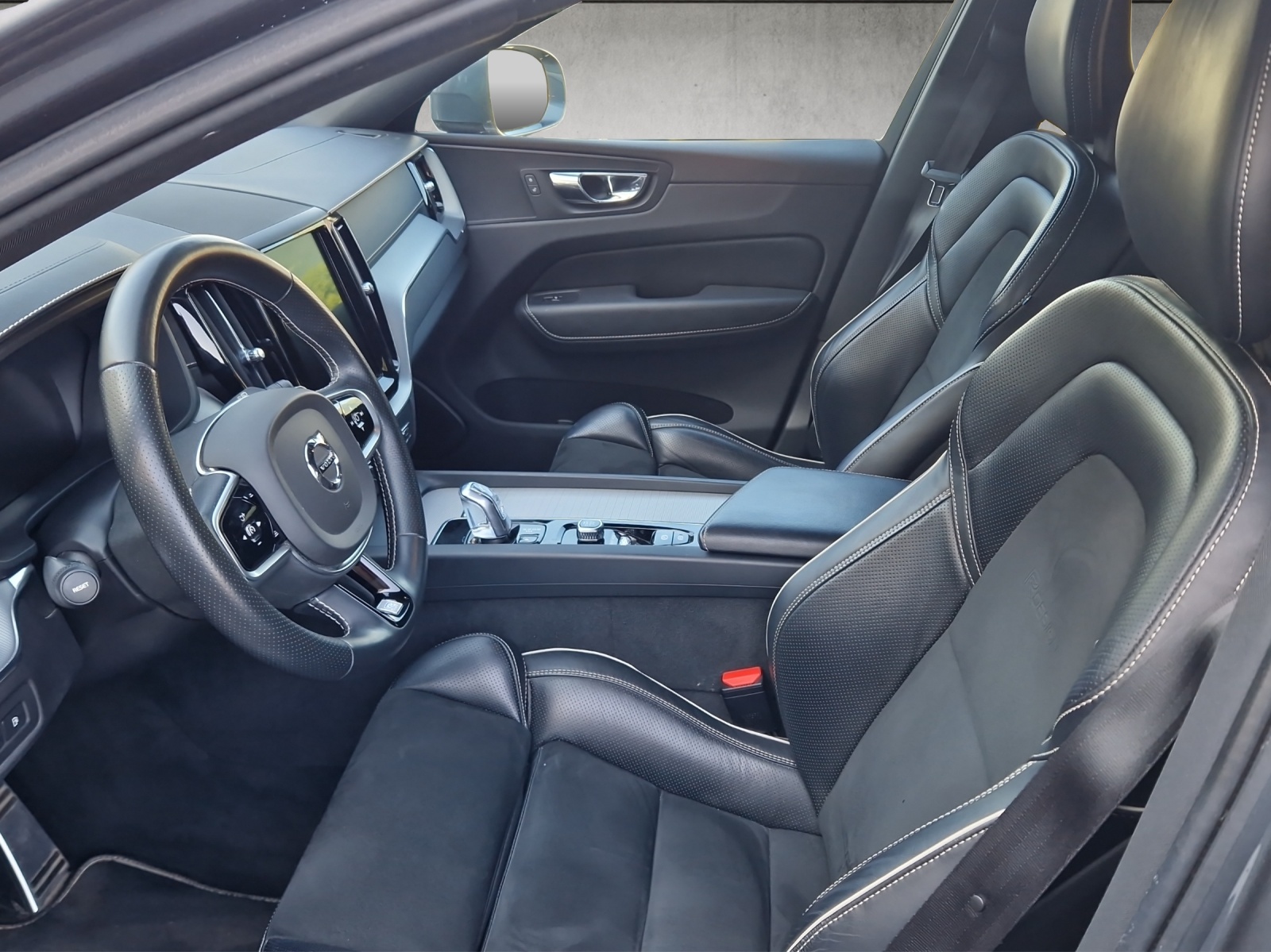 VOLVO XC60 2.0 T8 TE R-Design AWD-image-8