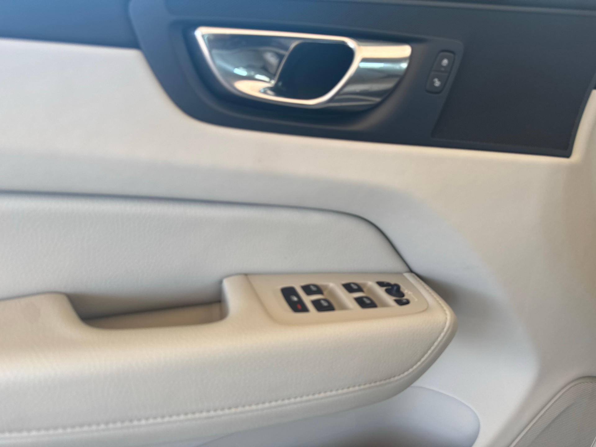 VOLVO XC60 2.0 B5 MH Plus Bright AWD-image-12
