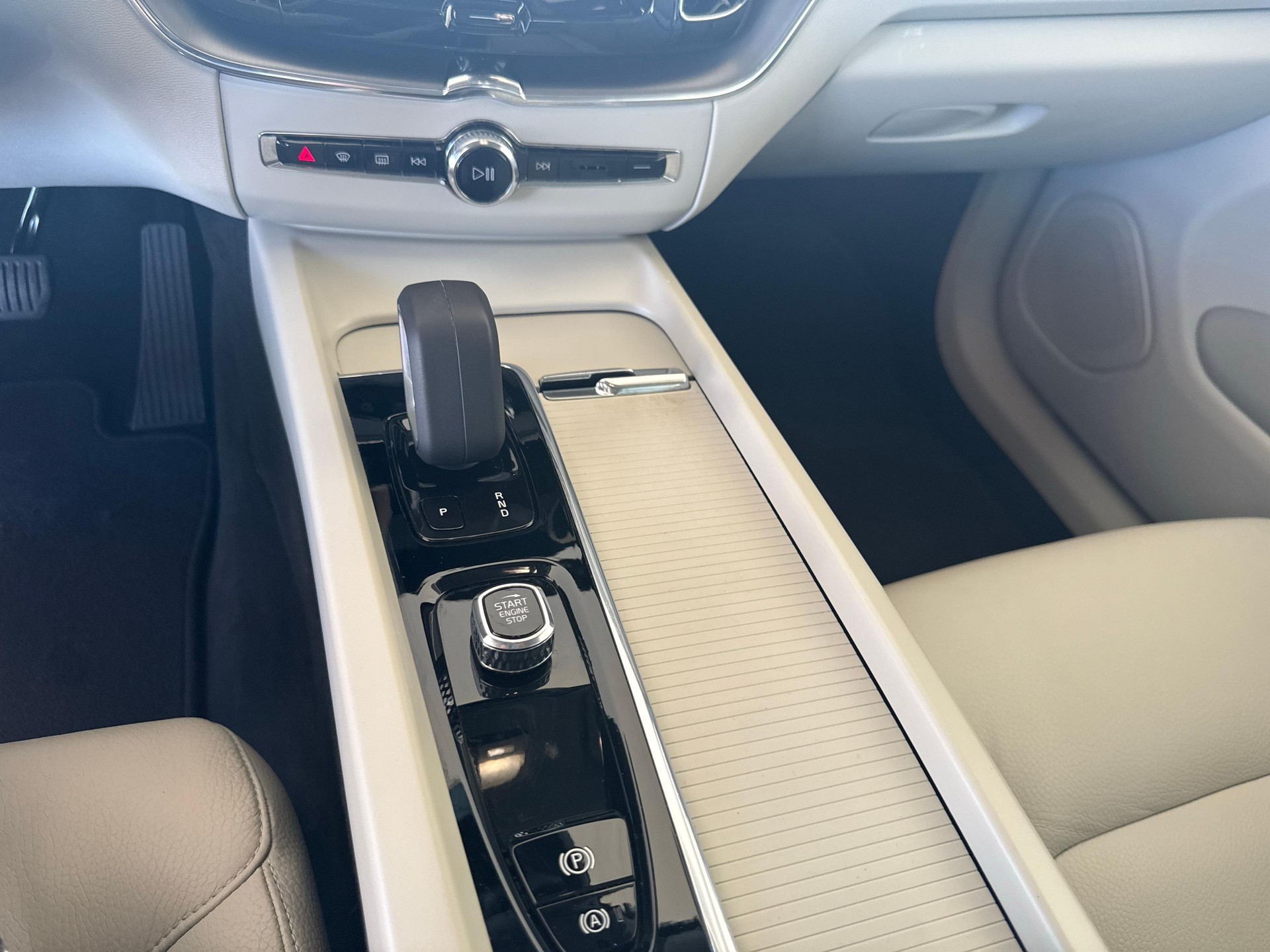 VOLVO XC60 2.0 B5 MH Plus Bright AWD-image-16