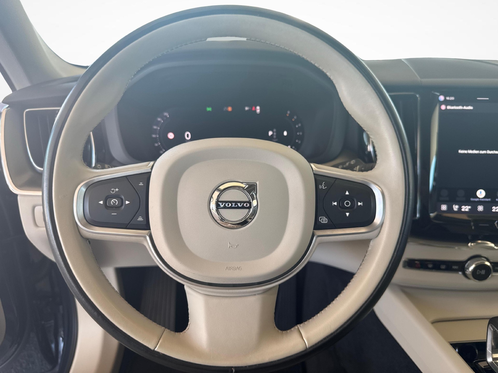 VOLVO XC60 2.0 B5 MH Plus Bright AWD-image-13