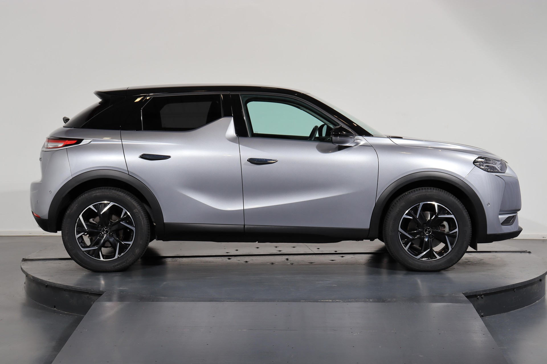 DS AUTOMOBILES 3 Crossback E-Tense So Chic-showroom-element-1