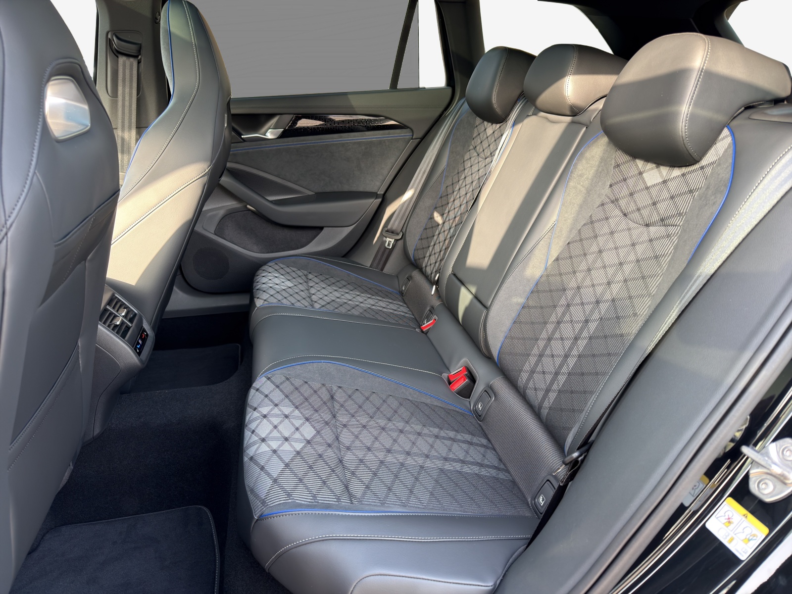 VW Passat Variant 2.0 TDI evo R-Line 4 Motion DSG-image-11