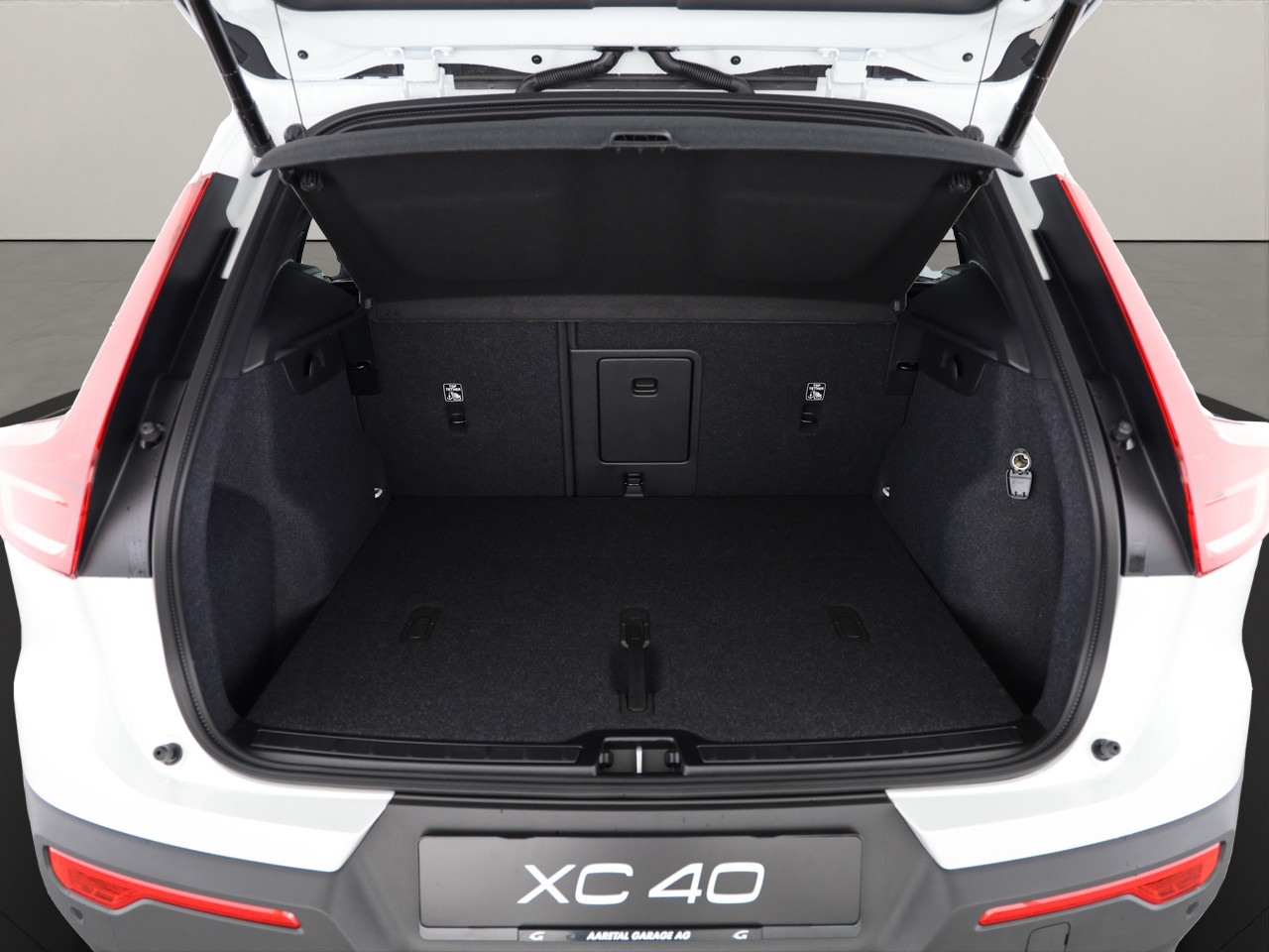 VOLVO XC40 2.0 B3 MH Plus Dark-image-4