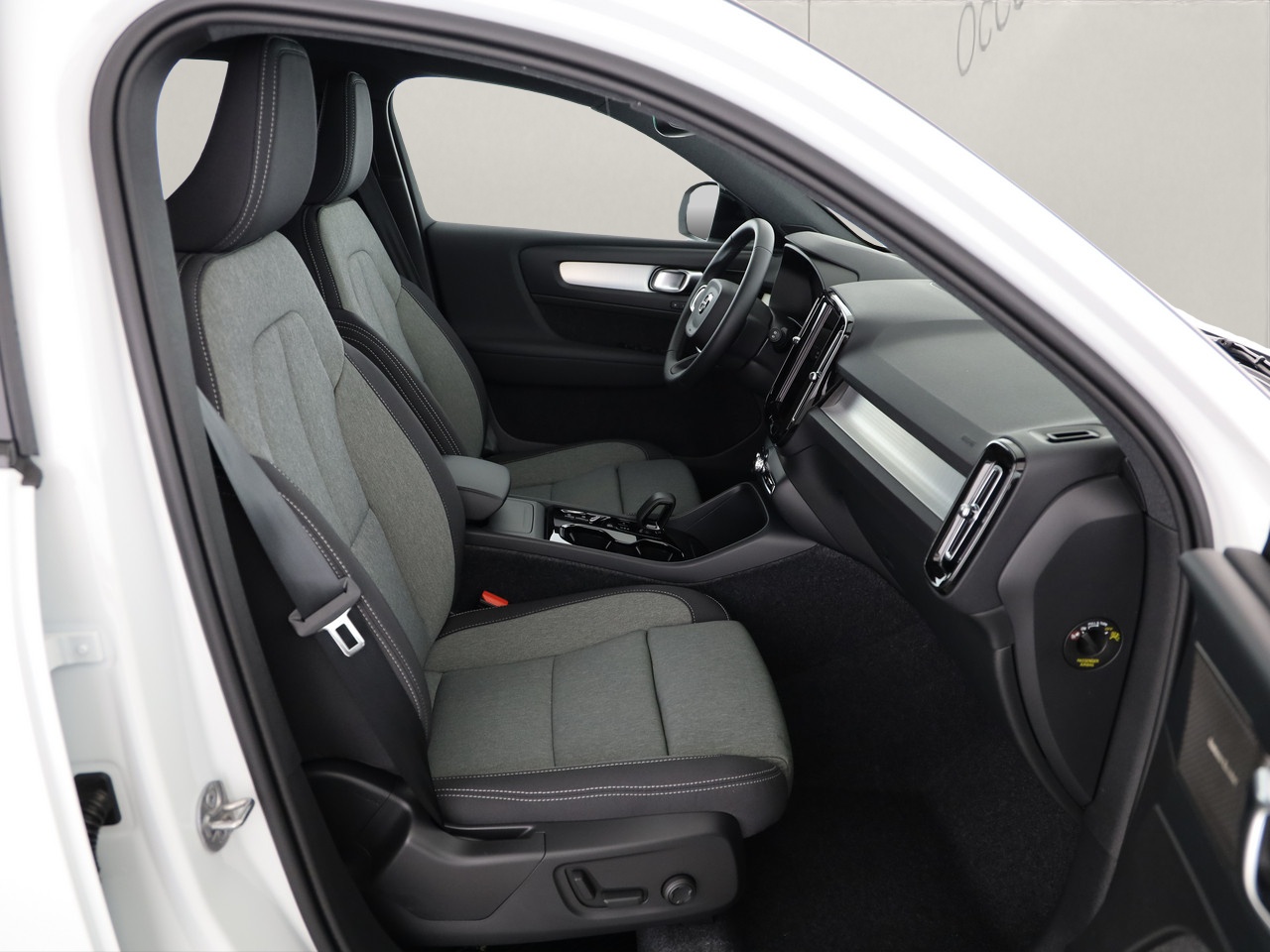 VOLVO XC40 2.0 B3 MH Plus Dark-image-5