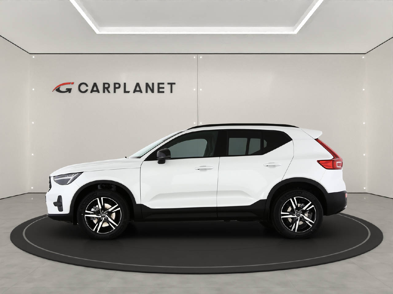 VOLVO XC40 2.0 B3 MH Plus Dark-image-1