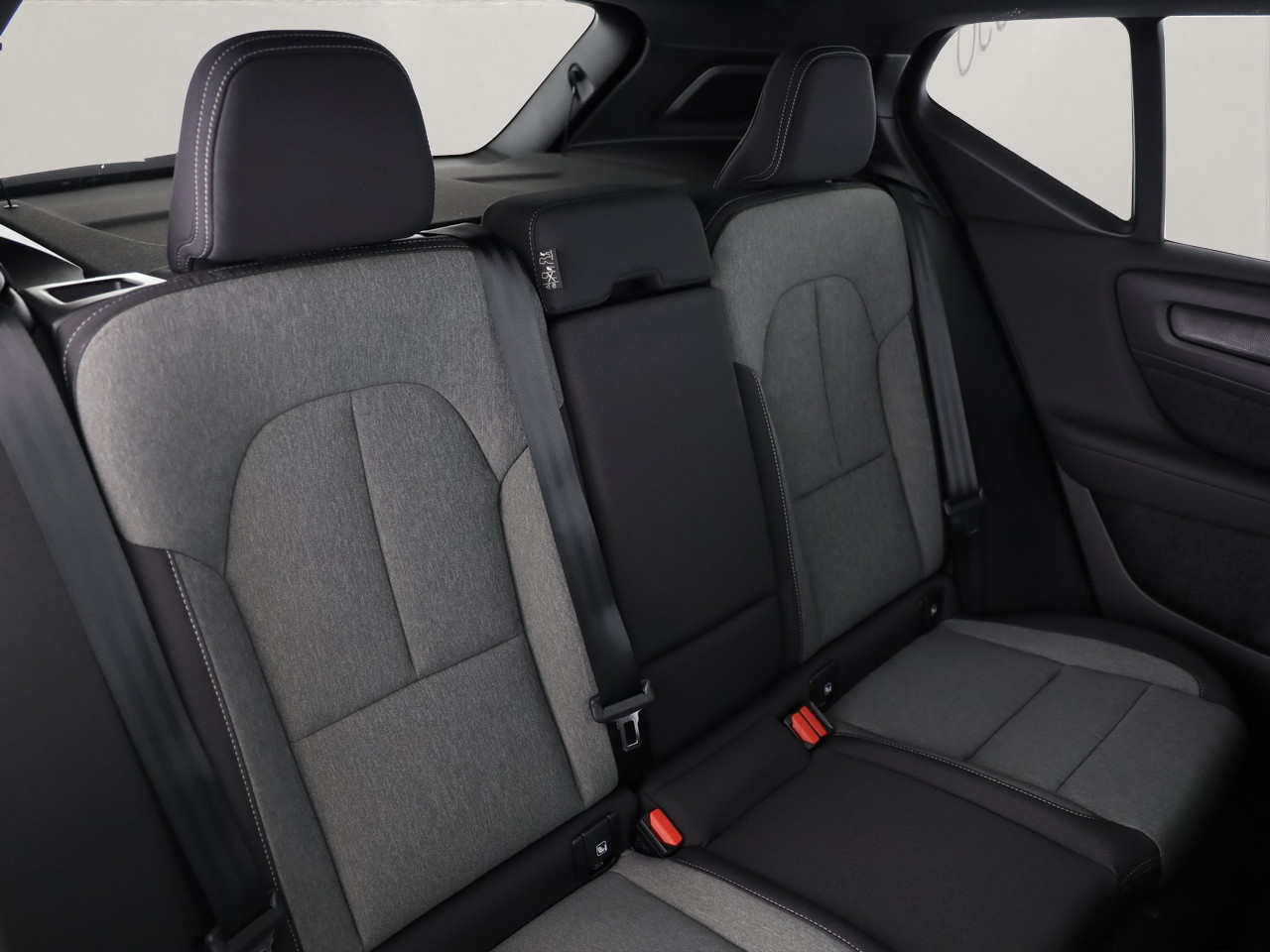 VOLVO XC40 2.0 B3 MH Plus Dark-image-7