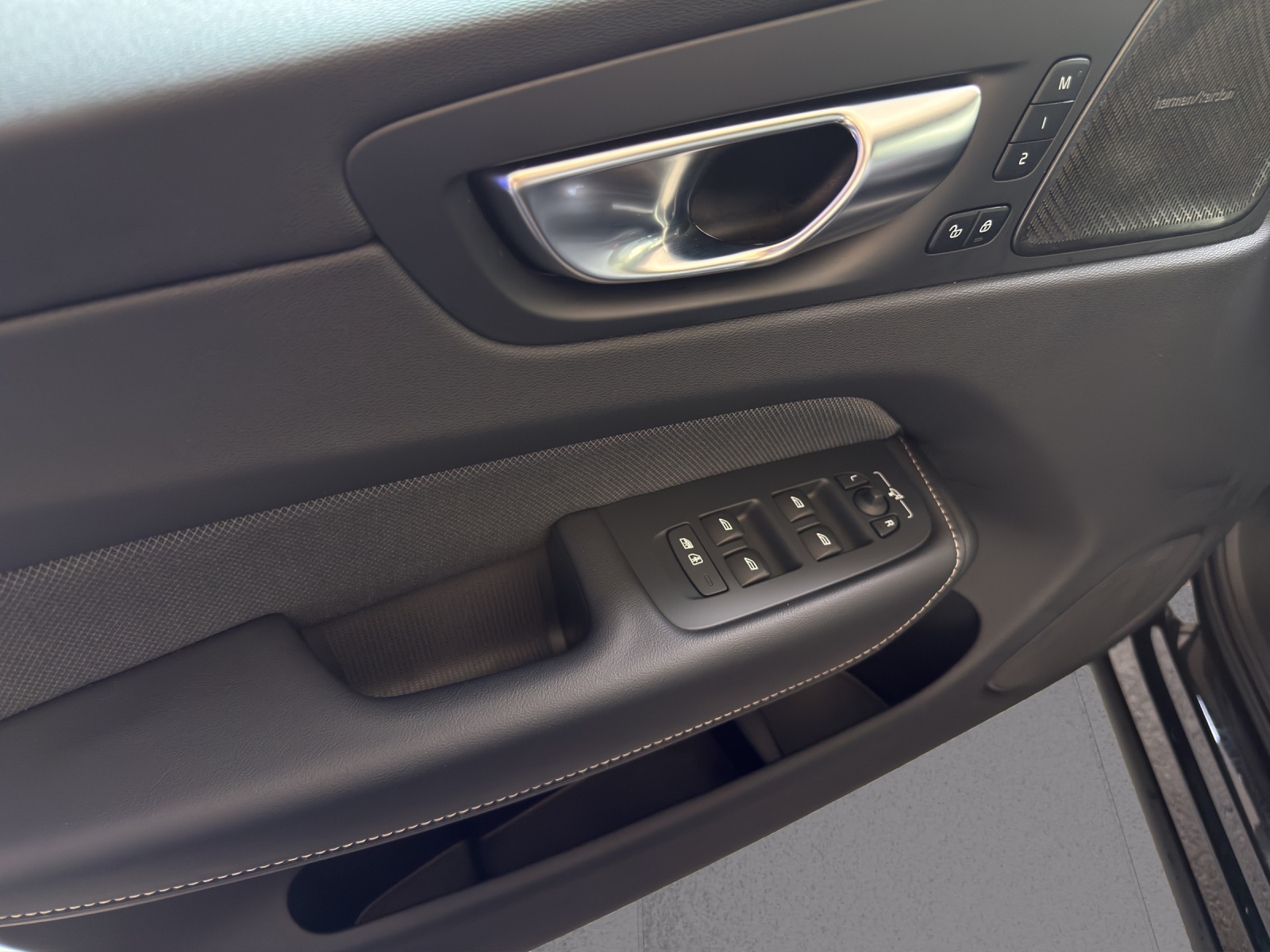 VOLVO XC60 2.0 T8 TE XCENTRIC Black Edition eAWD-image-3