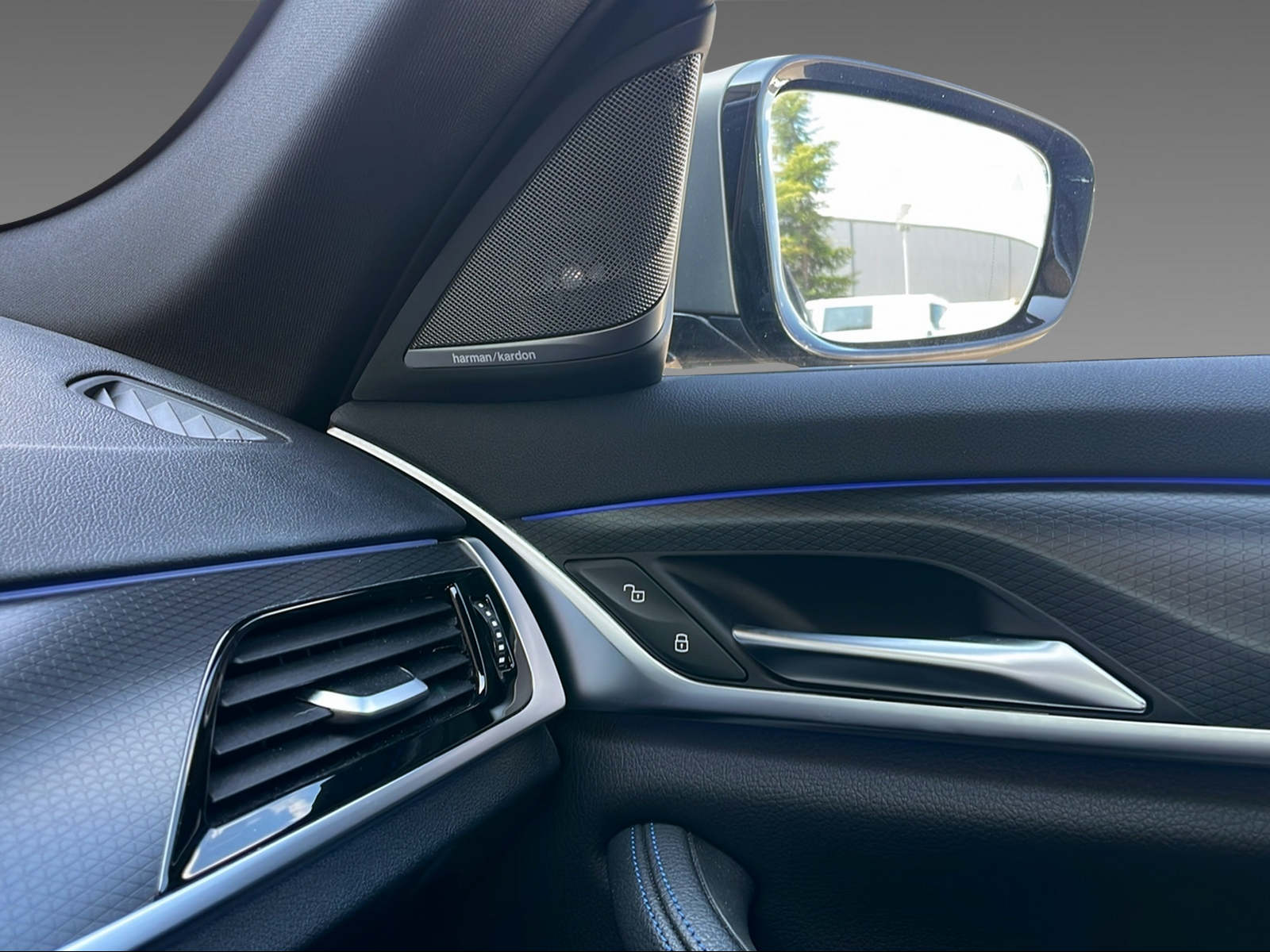 BMW 5er Reihe G30 M550i xDrive SAG-image-6