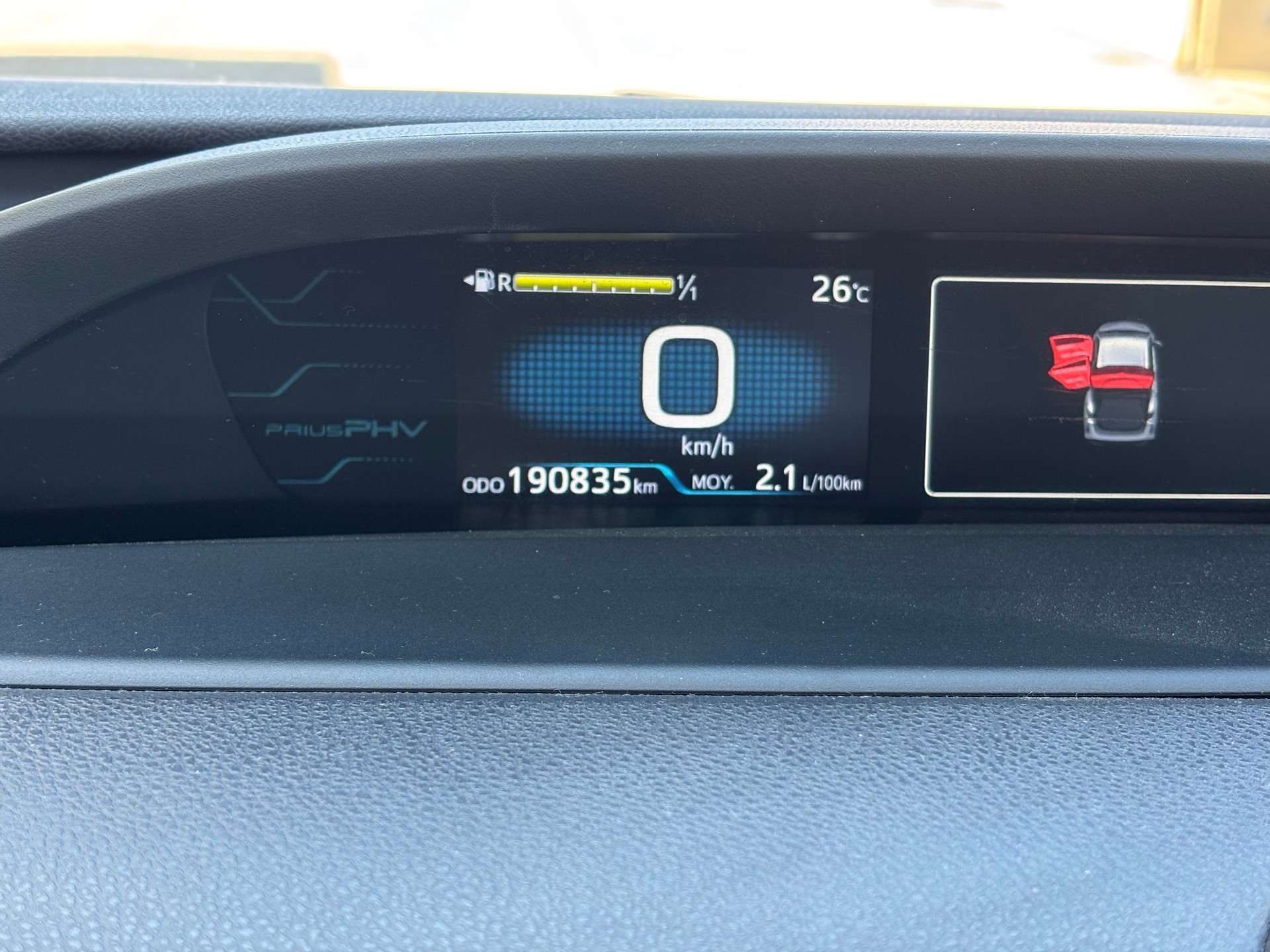 TOYOTA 1.8 VVTi HSD Plug-In Solar-image-4