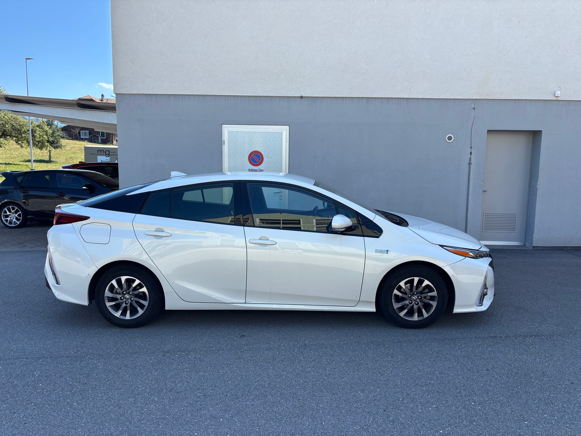TOYOTA 1.8 VVTi HSD Plug-In Solar-image-3