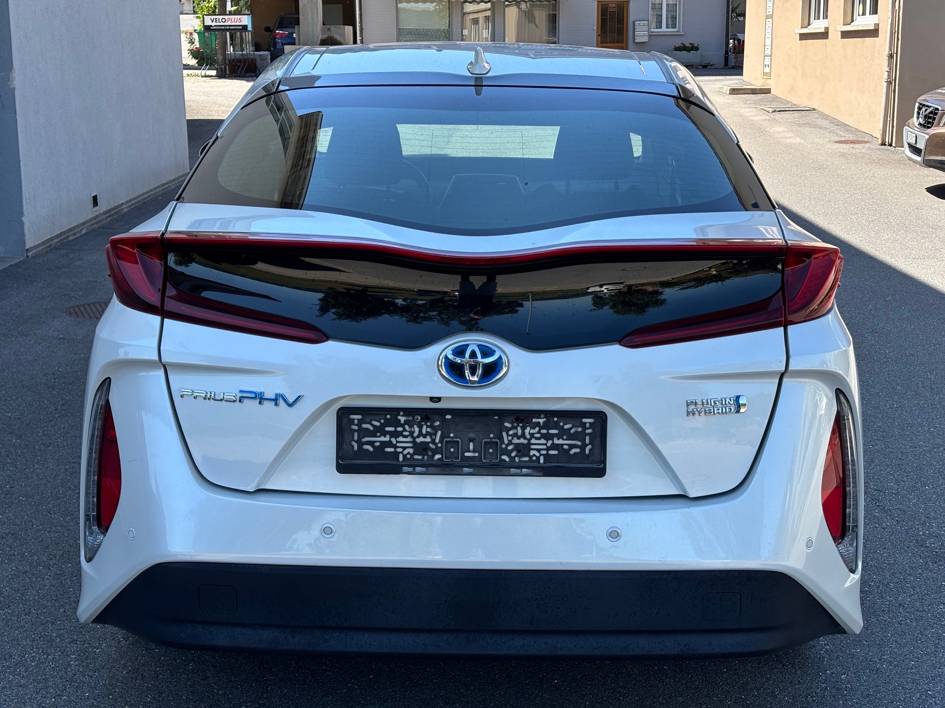 TOYOTA 1.8 VVTi HSD Plug-In Solar-image-2