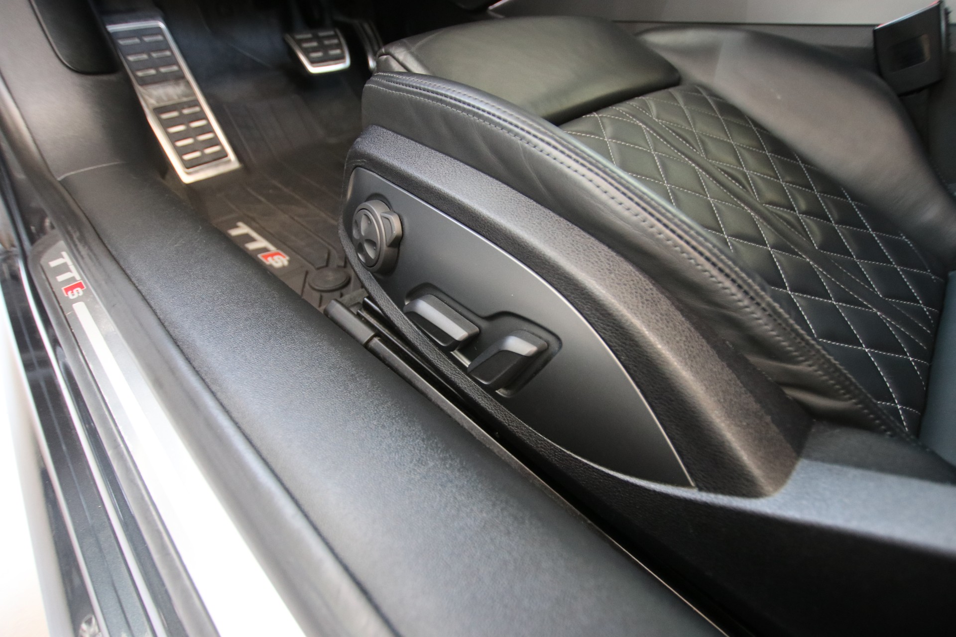 AUDI TTS Coupé 2.0 TFSI quattro S-tronic-image-25