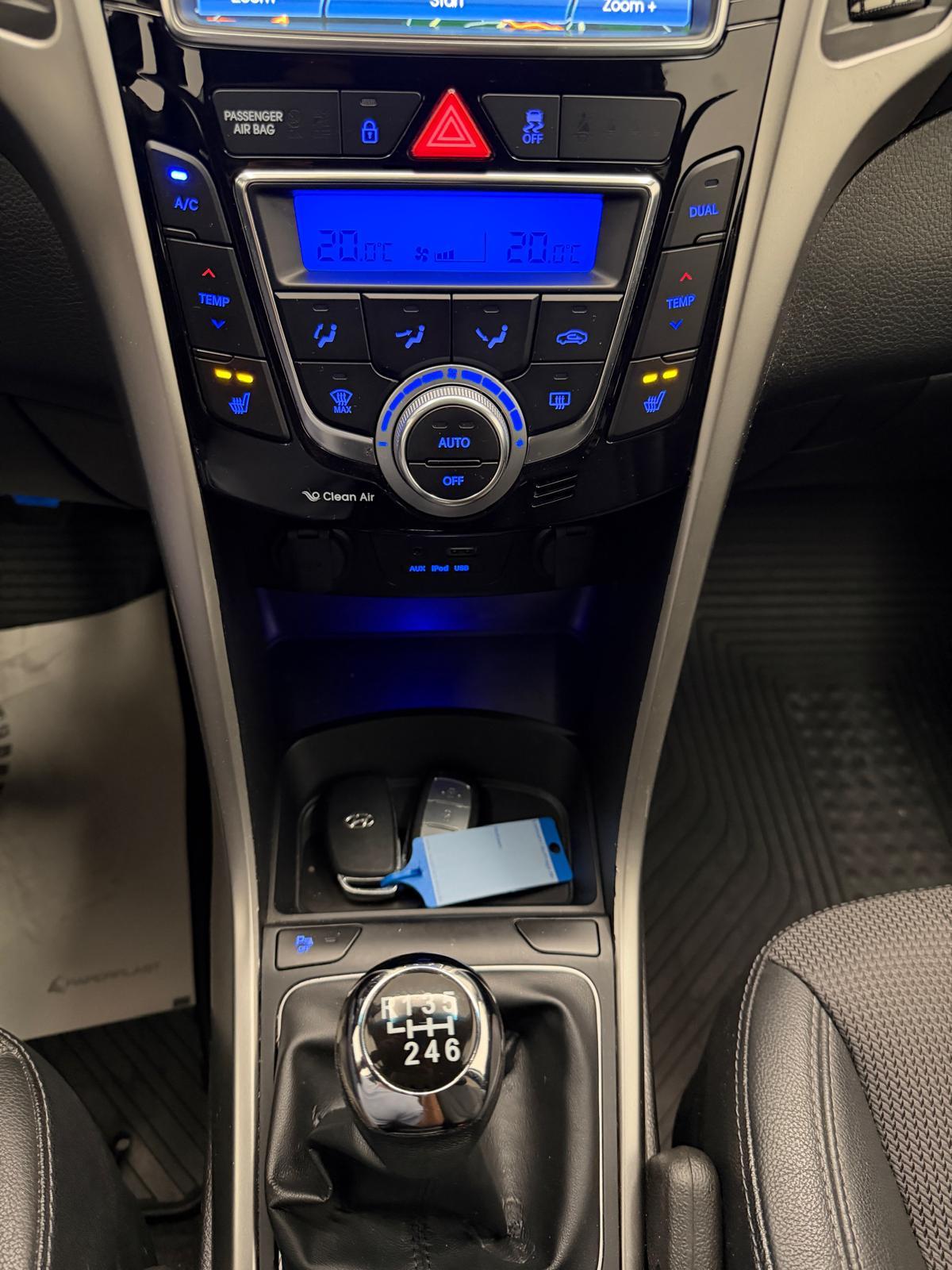 HYUNDAI i30 1.6 GDi Amplia-image-15
