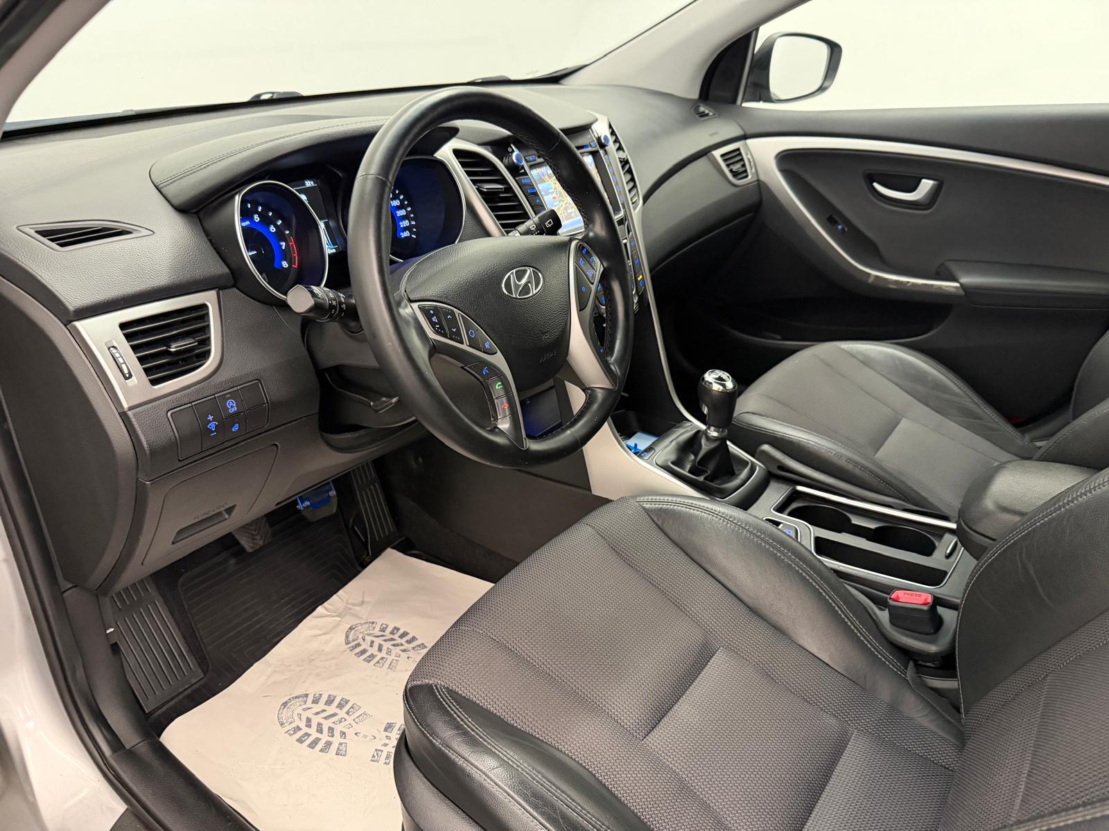 HYUNDAI i30 1.6 GDi Amplia-image-9