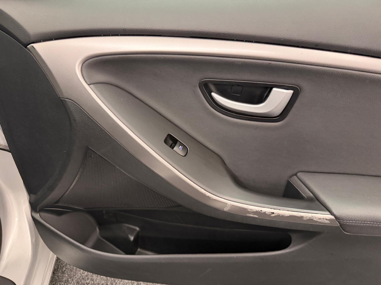 HYUNDAI i30 1.6 GDi Amplia-image-17