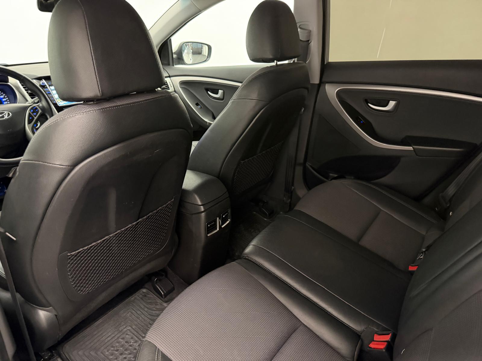 HYUNDAI i30 1.6 GDi Amplia-image-11