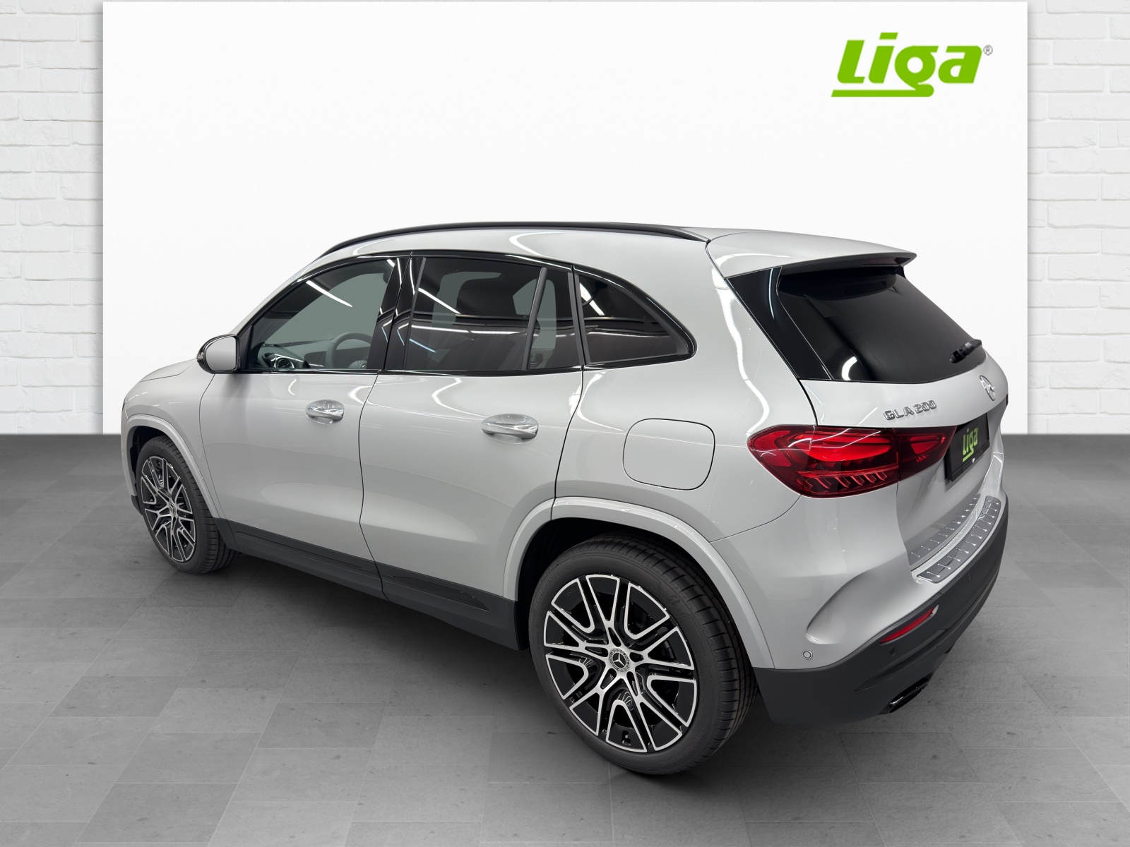 MERCEDES-BENZ GLA 200 AMG Line Night Star-showroom-element-3