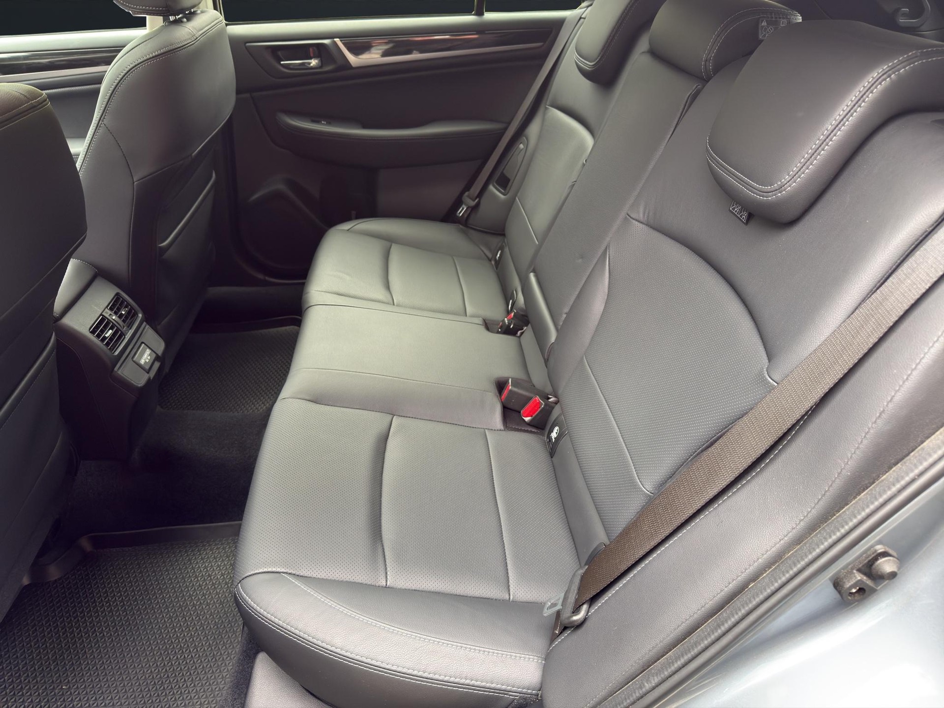SUBARU Outback 2.5i Luxury-image-8