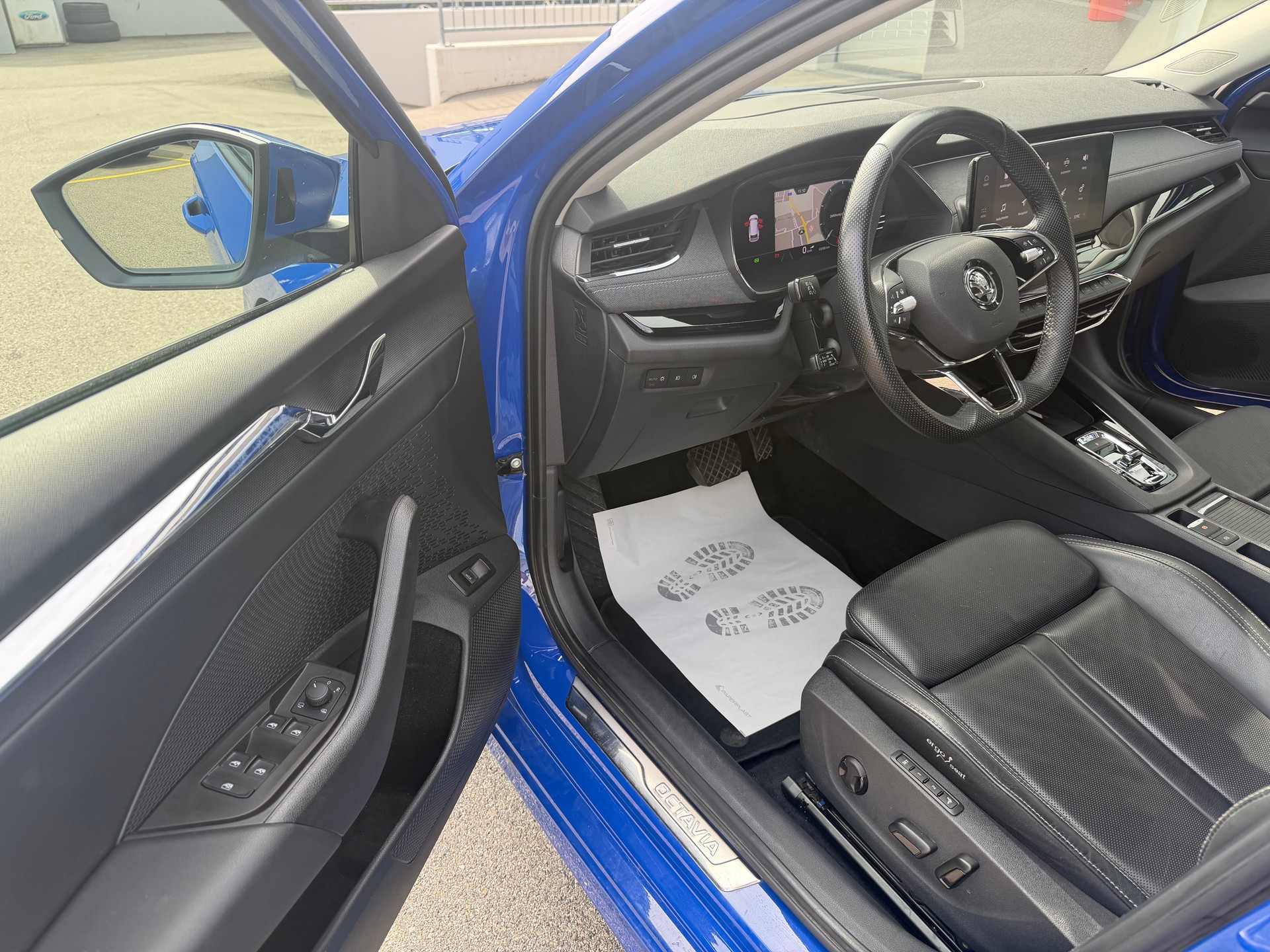 SKODA Octavia Combi 2.0 TDI DSG Style 4x4-image-9