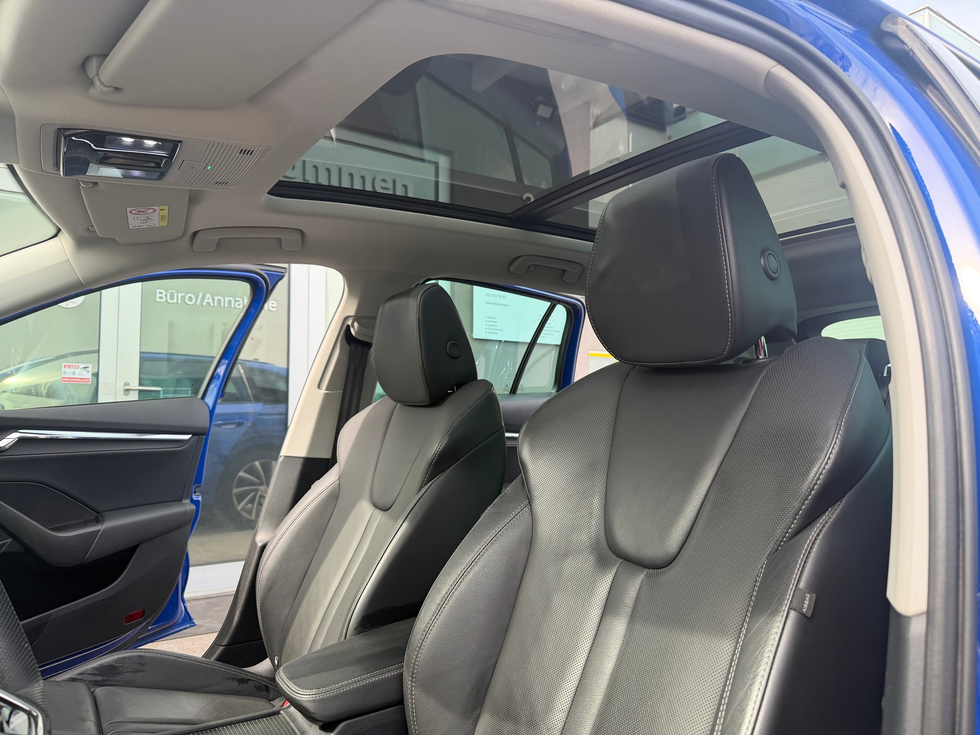 SKODA Octavia Combi 2.0 TDI DSG Style 4x4-image-11