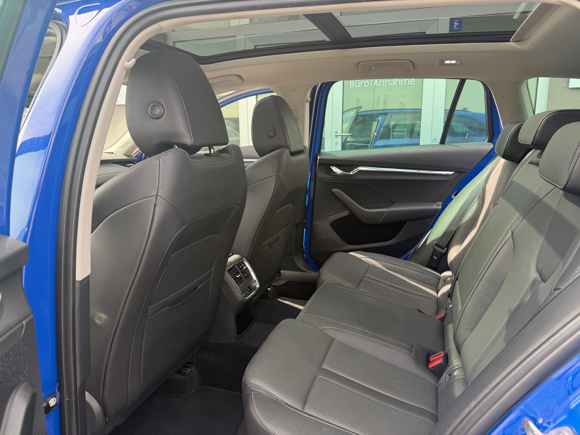 SKODA Octavia Combi 2.0 TDI DSG Style 4x4-image-12