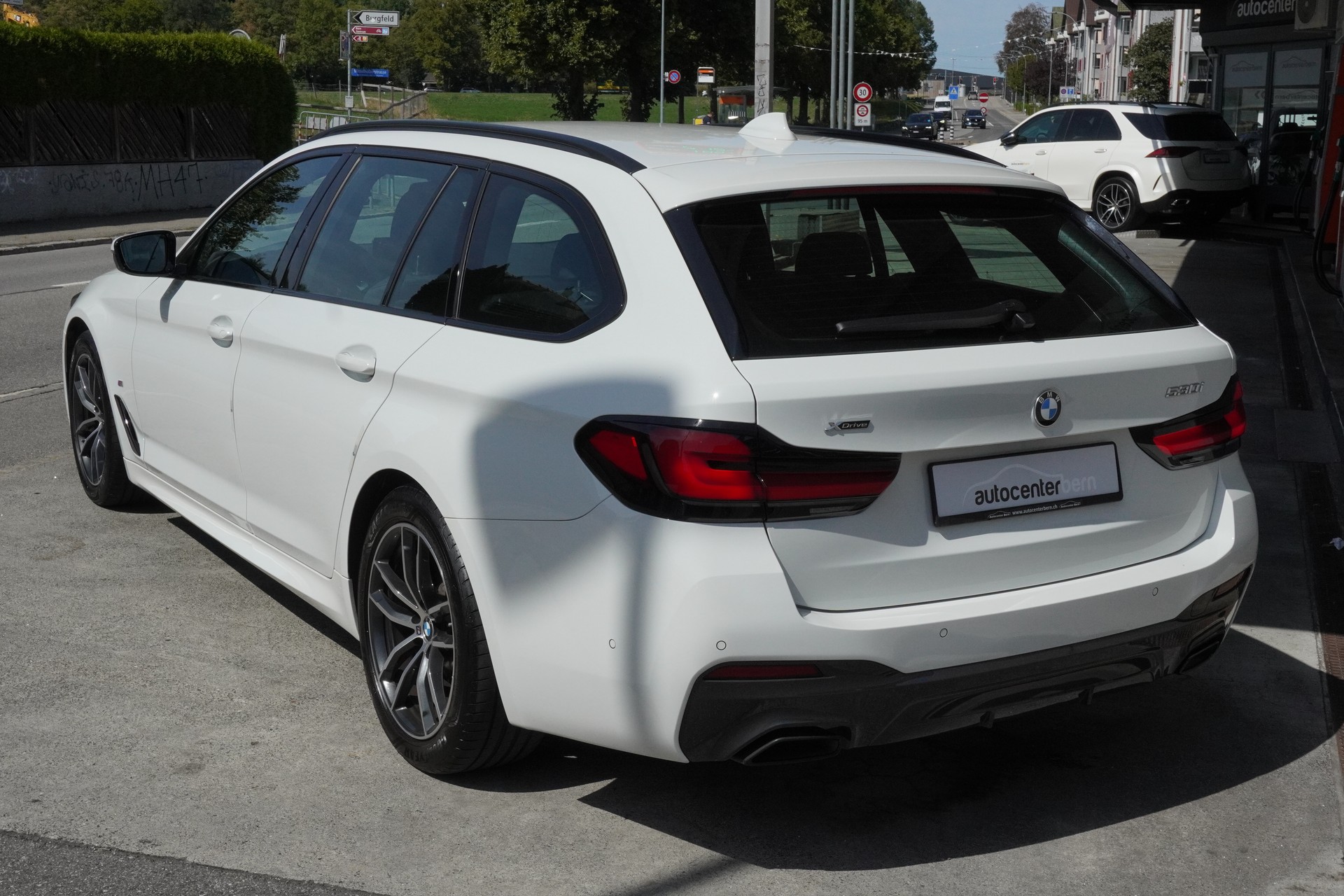BMW 530i xDrive 48V Touring M Sport Steptronic-image-6