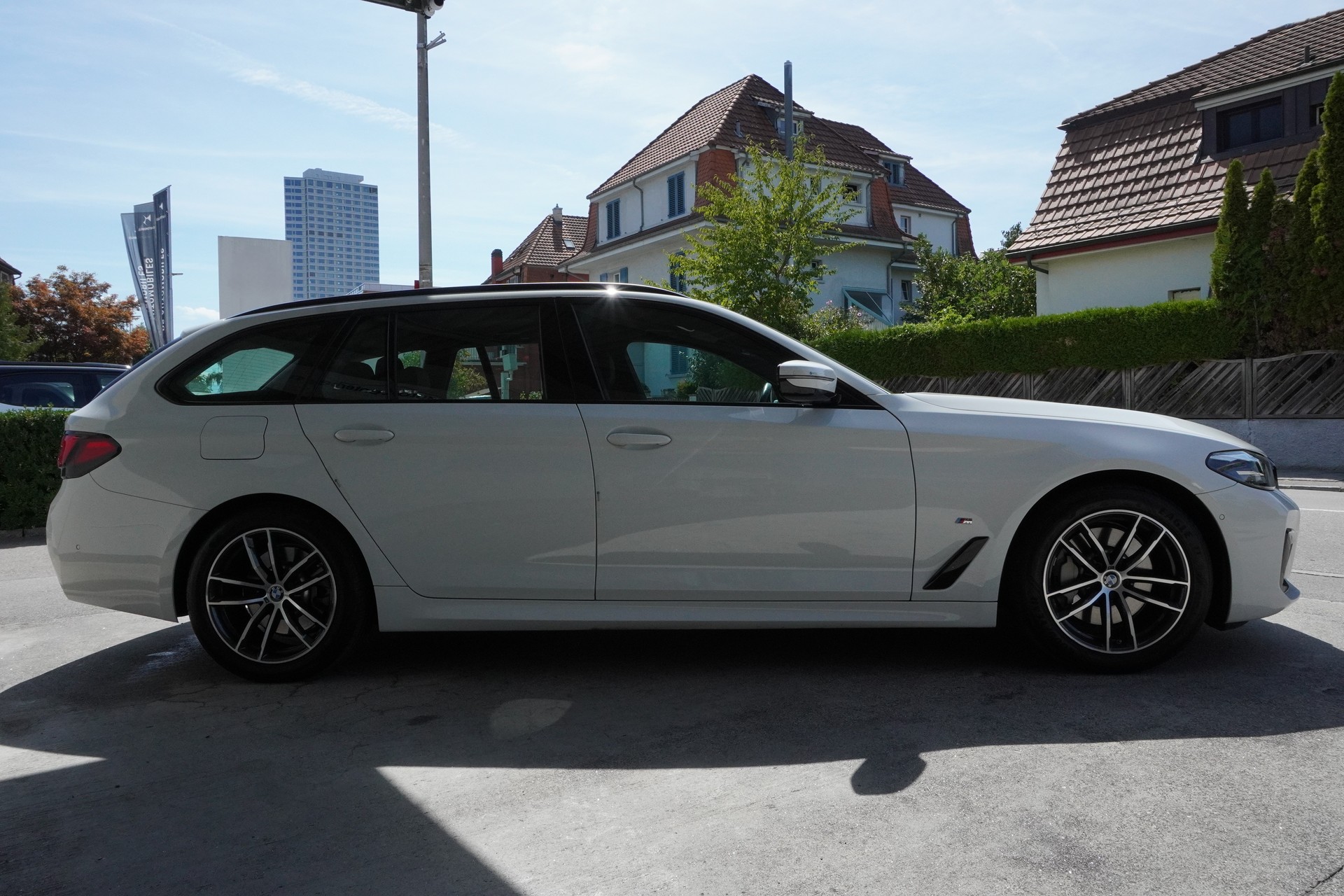 BMW 530i xDrive 48V Touring M Sport Steptronic-image-4