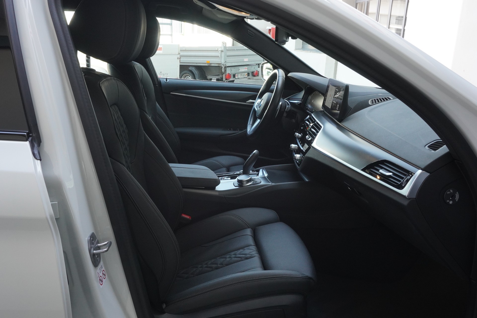 BMW 530i xDrive 48V Touring M Sport Steptronic-image-13