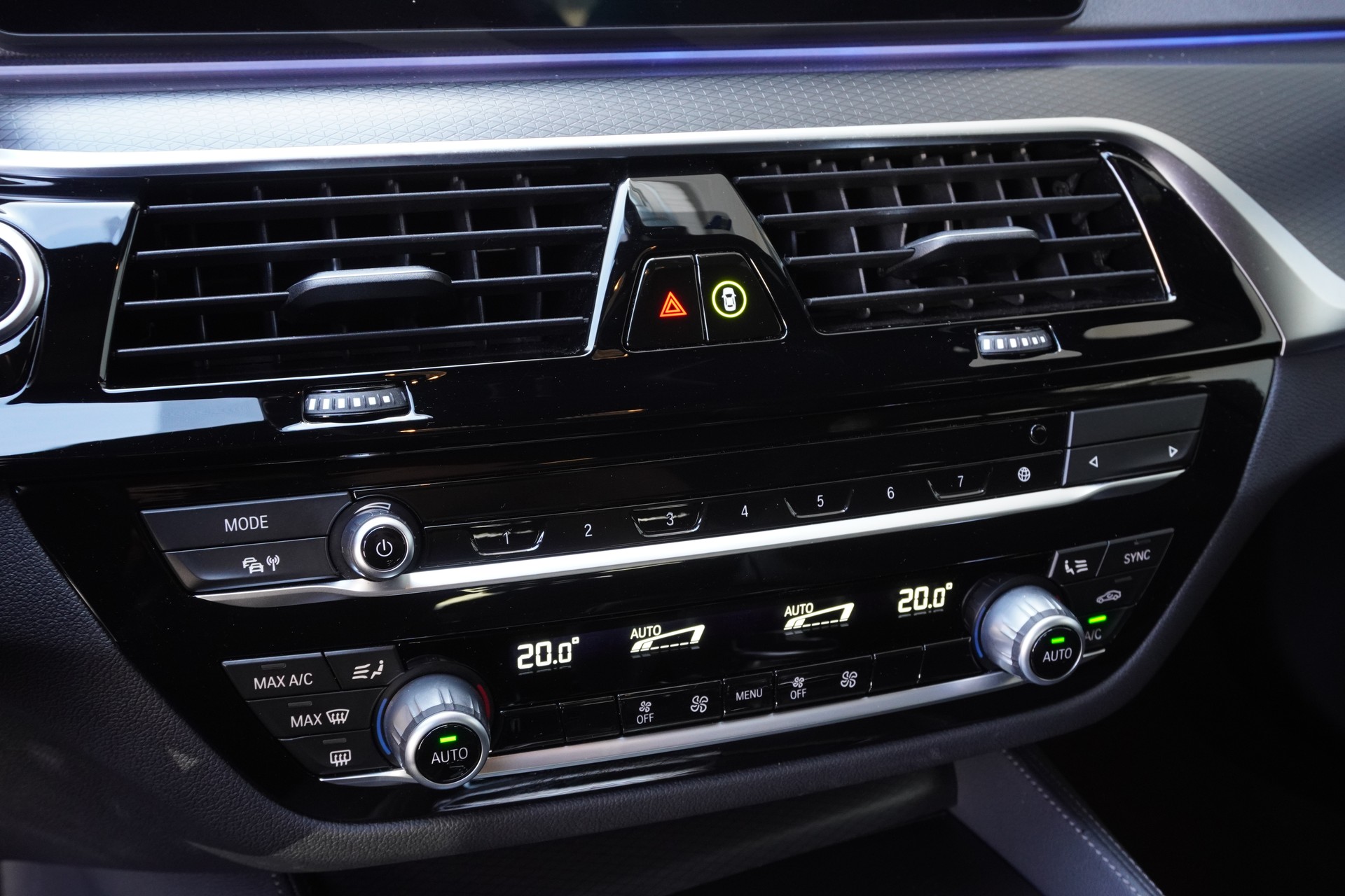 BMW 530i xDrive 48V Touring M Sport Steptronic-image-11