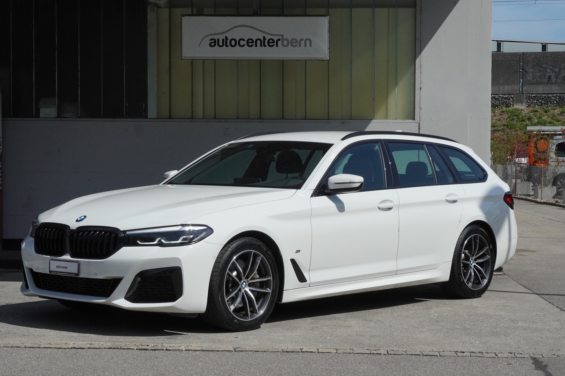 BMW 530i xDrive 48V Touring M Sport Steptronic-image-0