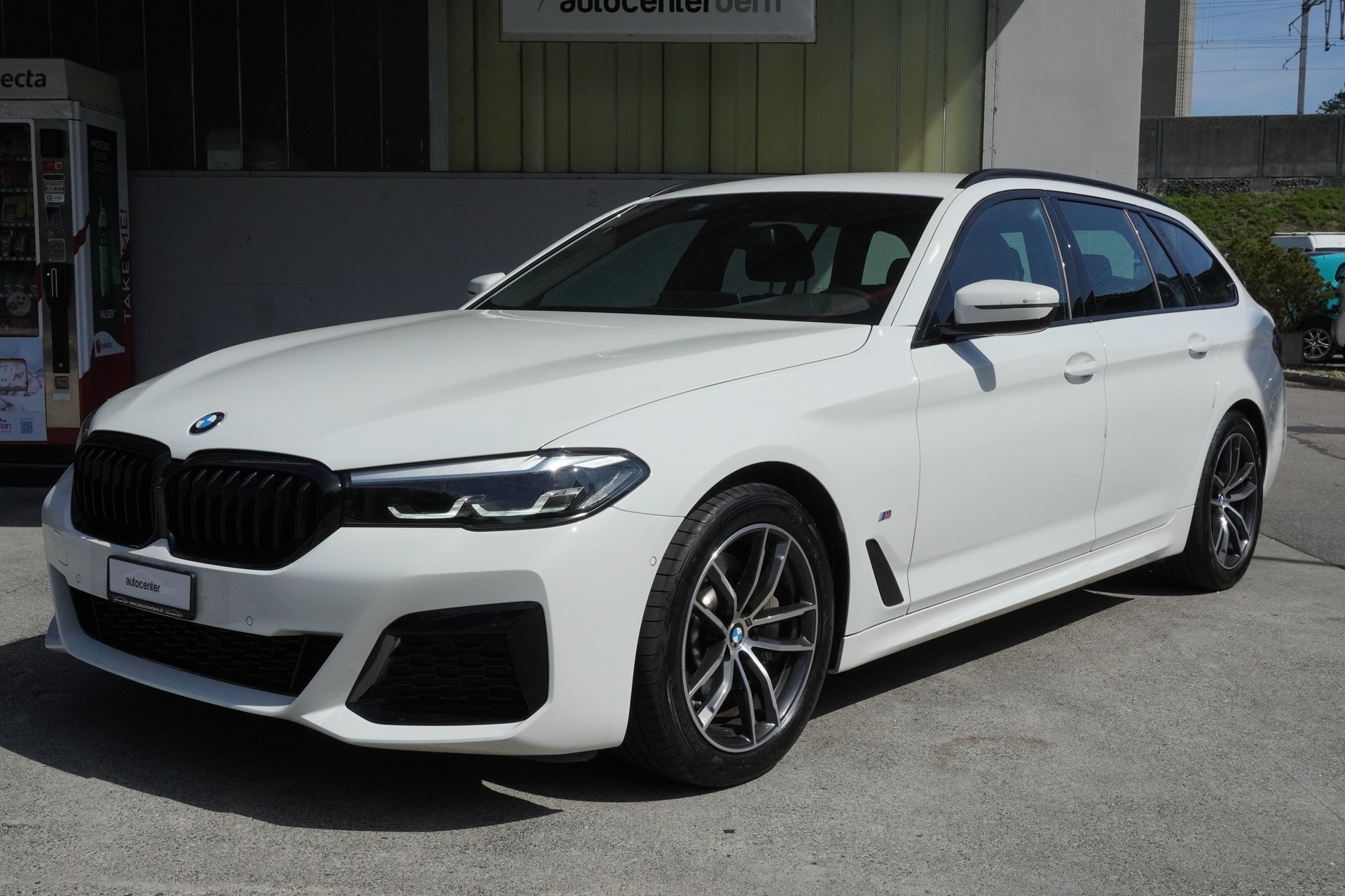 BMW 530i xDrive 48V Touring M Sport Steptronic-image-1