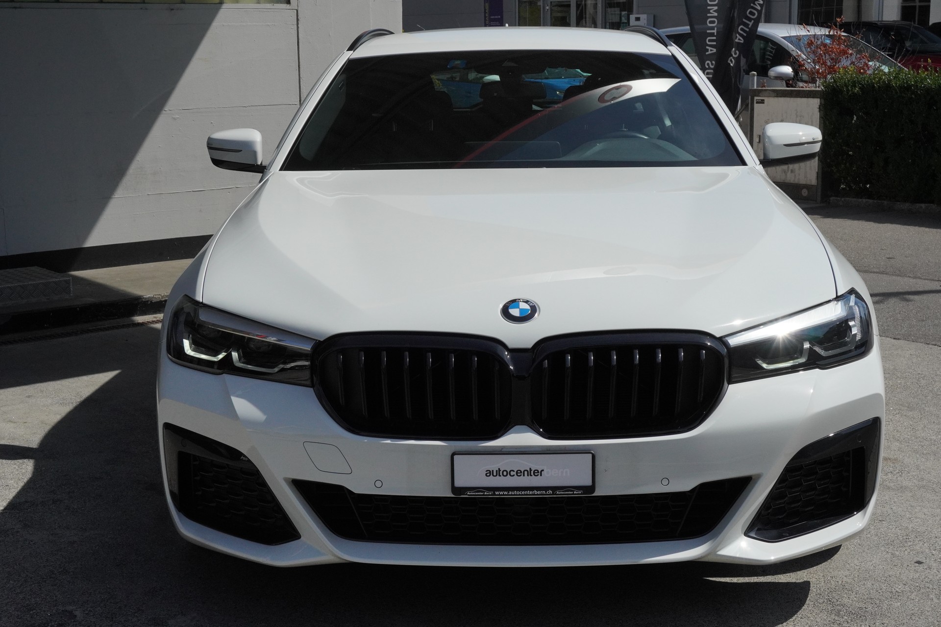 BMW 530i xDrive 48V Touring M Sport Steptronic-image-2
