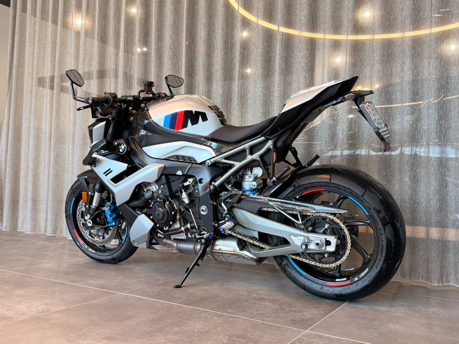 BMW M 1000 R-showroom-element-3