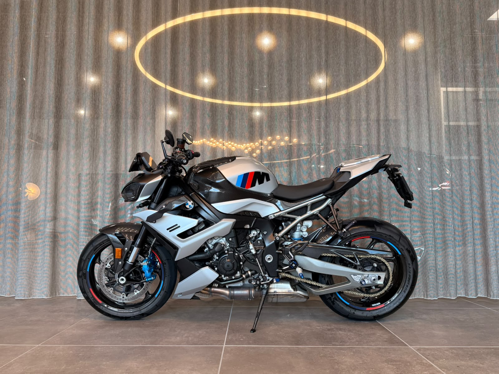 BMW M 1000 R-showroom-element-1