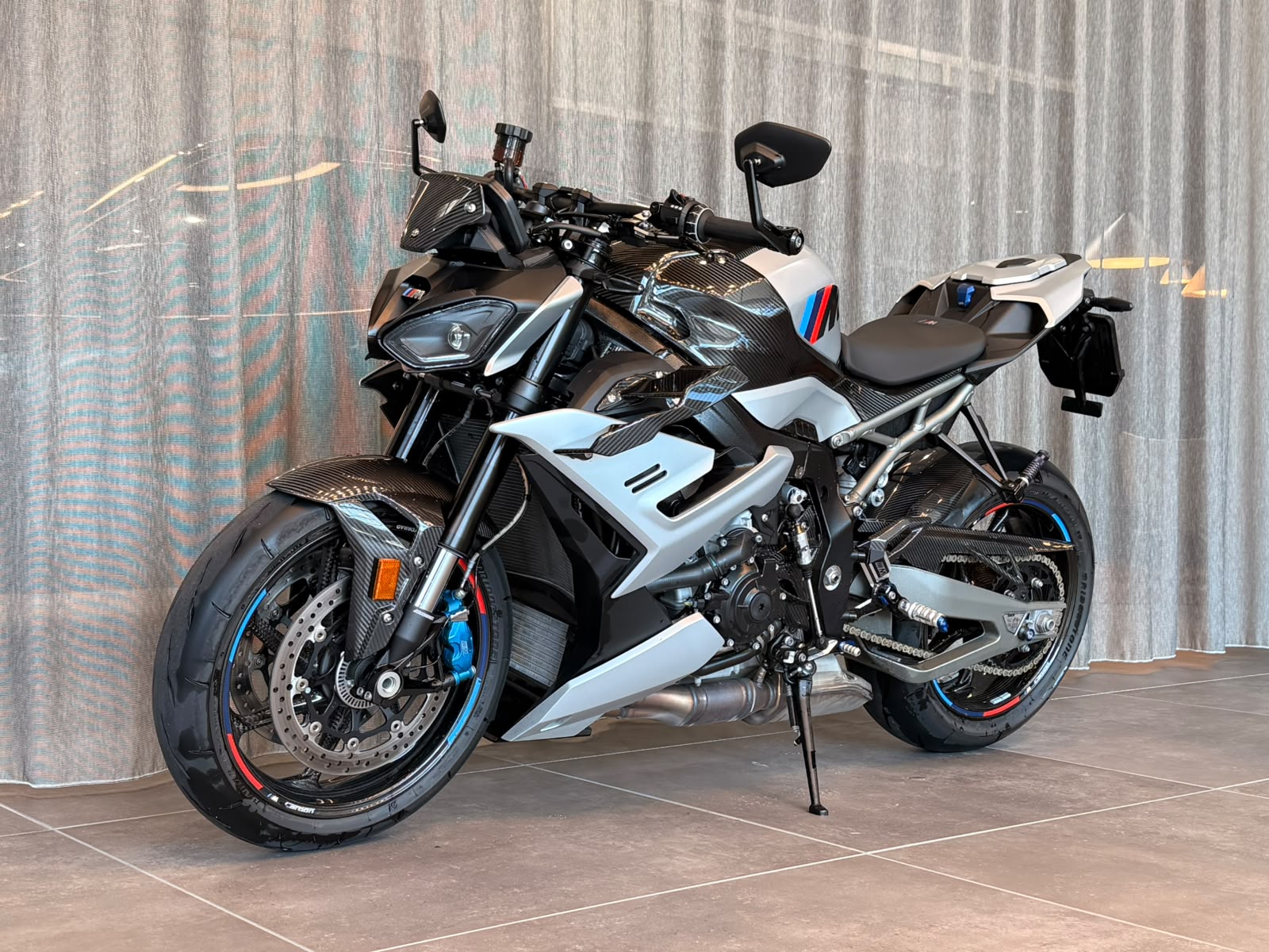 BMW M 1000 R-showroom-element-2