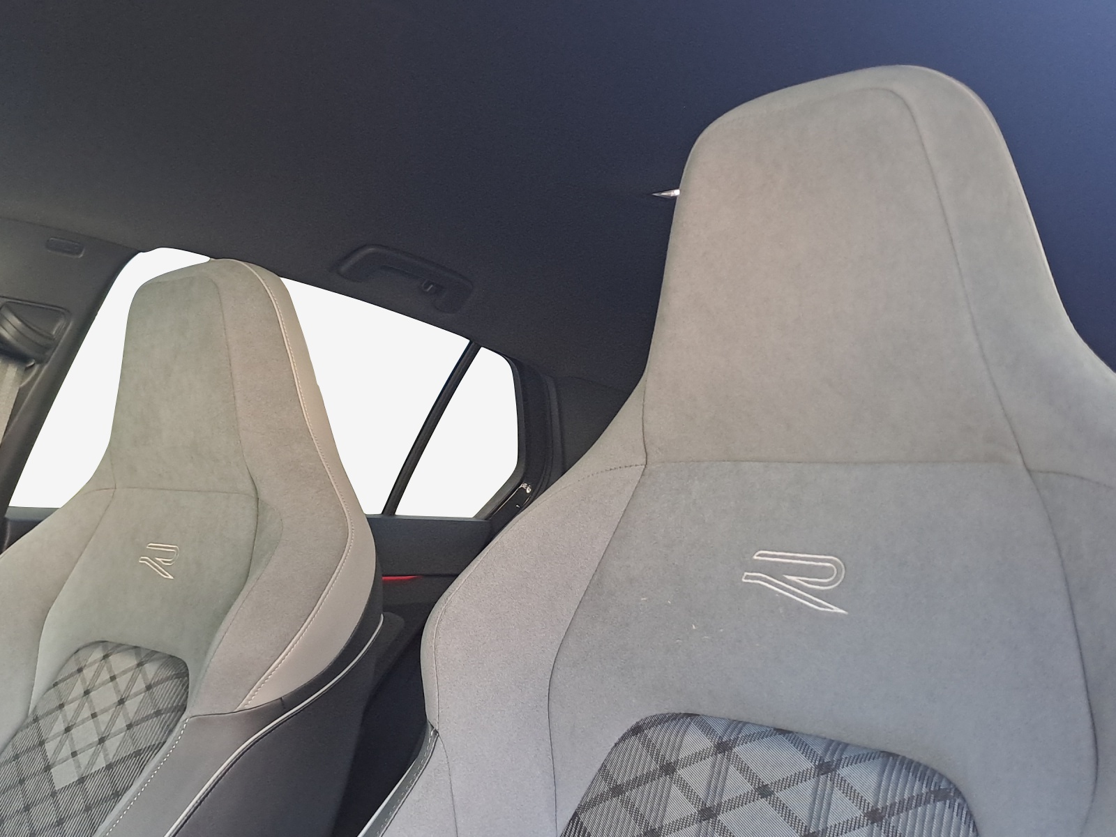 VW Golf 1.5 eTSI mHEV ACT R-Line DSG-image-14