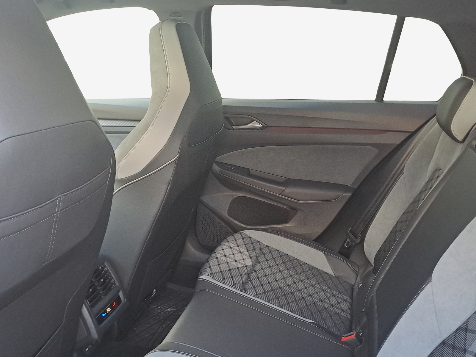 VW Golf 1.5 eTSI mHEV ACT R-Line DSG-image-11
