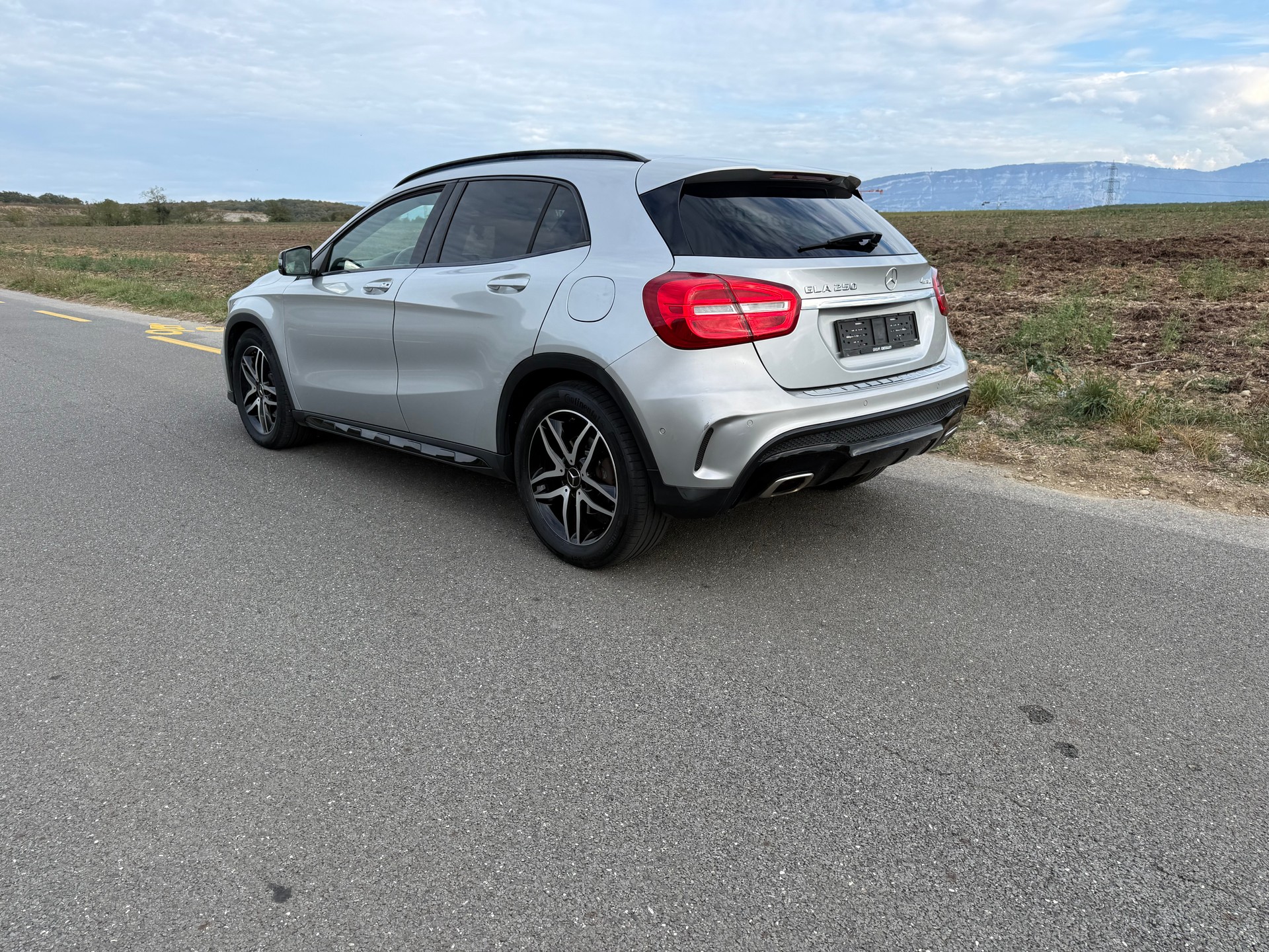 MERCEDES-BENZ GLA 250 AMG Line 4Matic 7G-DCT-image-4